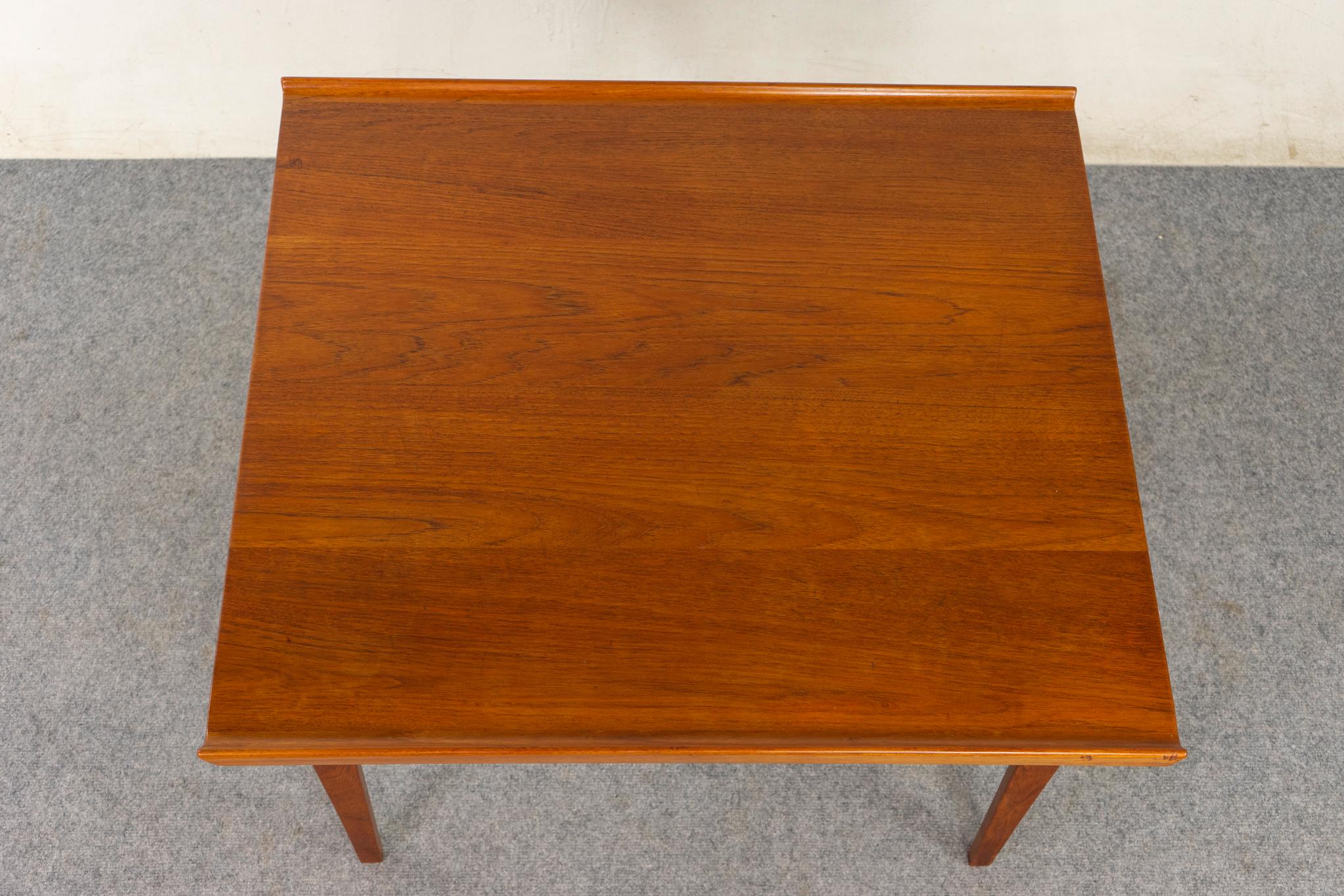 Table basse en teck massif du milieu du siècle Bon état - En vente à VANCOUVER, CA