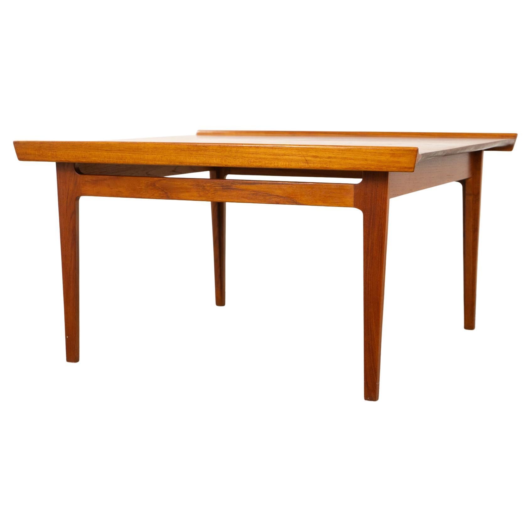 Table basse en teck massif du milieu du siècle