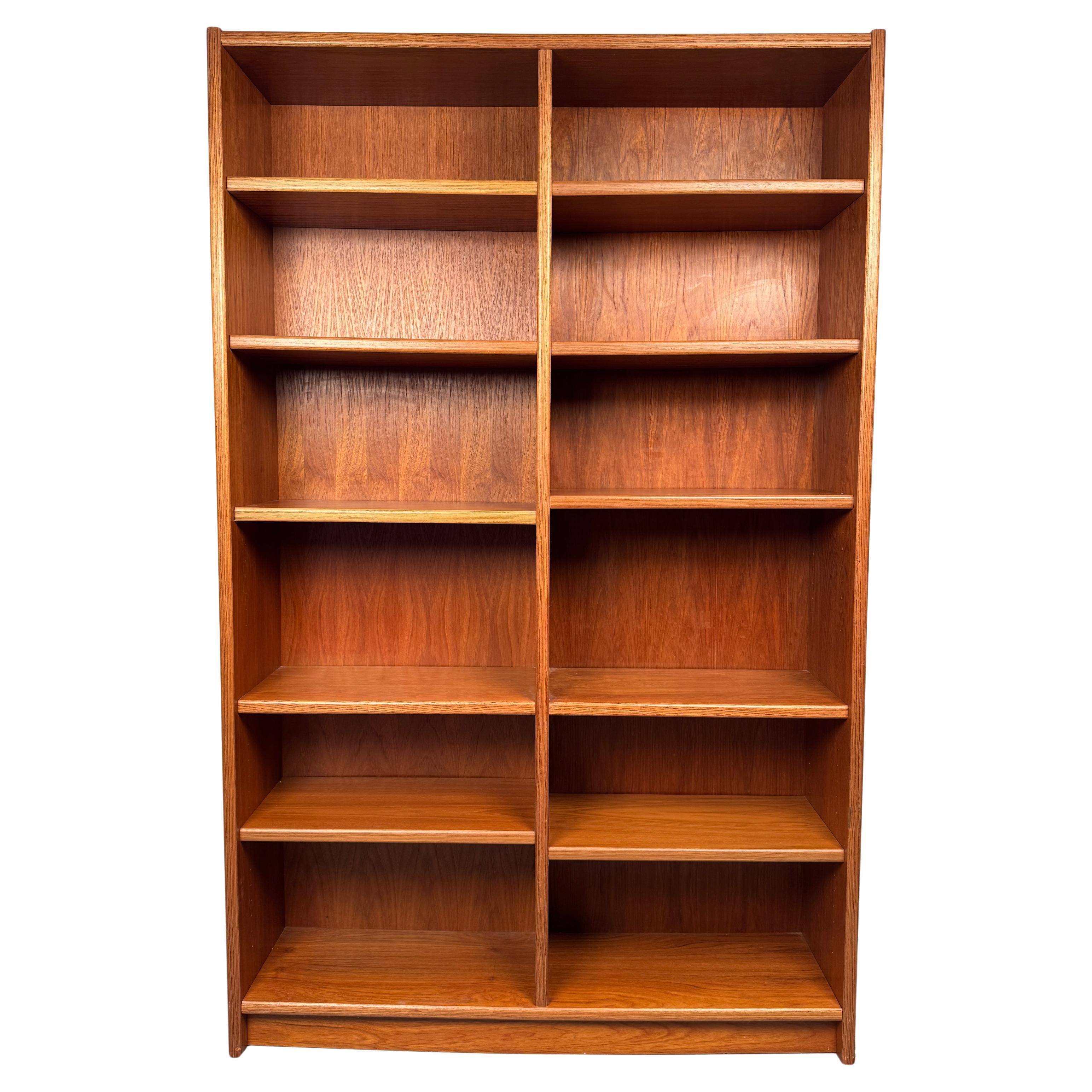 Voici une belle bibliothèque moderne danoise fabriquée en teck massif, présentant un grain naturel chaleureux et des lignes minimalistes. Comprend des étagères ouvertes et réglables pour un rangement et une présentation polyvalents.

Veuillez