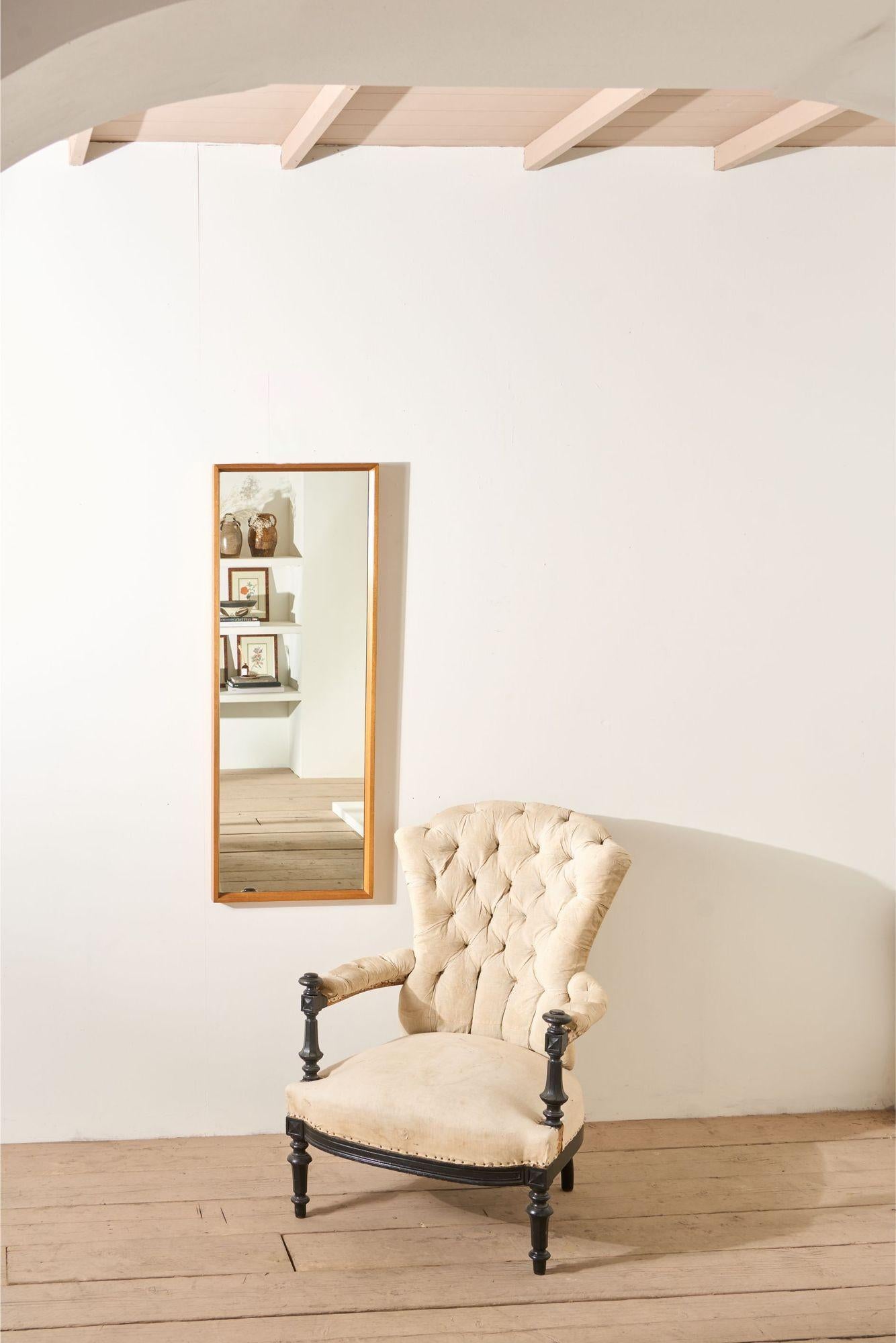 Si tratta di un delizioso specchio da parete danese della metà del secolo scorso. È realizzata in teak massiccio e ha un design classico molto elegante. Le condizioni generali sono molto buone e tutte originali. Dimensioni ordinate e specchio