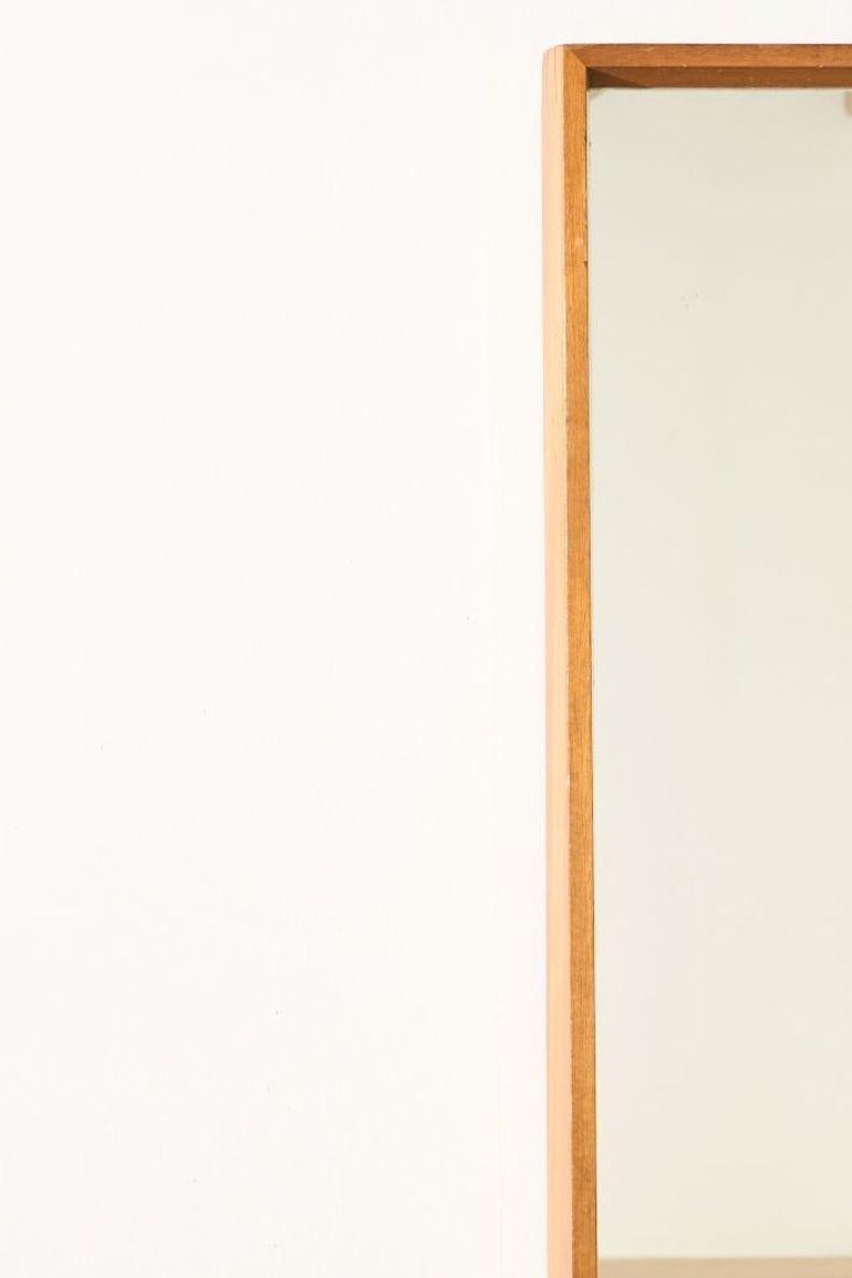 Specchio da parete danese di metà secolo in teak massiccio in vendita 1