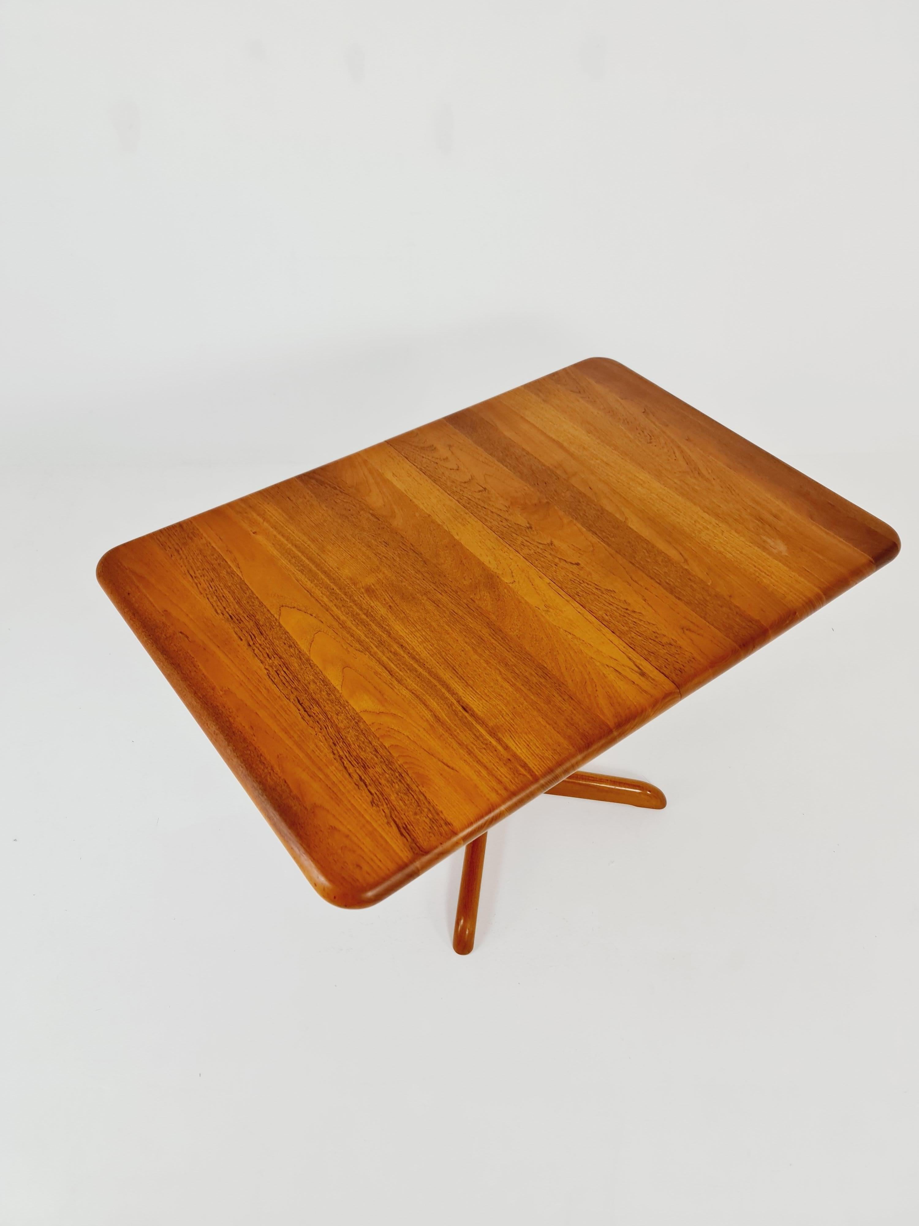 MId Century solid teak Dining Table by Gudme Møbelfabrik, 1970s

The table is in very good  condition. 

Made of Solid teak wood   

Made in Denmark 

The table can be enlarged very easily by means of the two integrated plates and thus offers enough