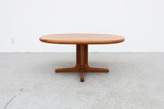 Mesa de centro o auxiliar ovalada de teca maciza de mediados de siglo de Niels Bach con base de pedestal