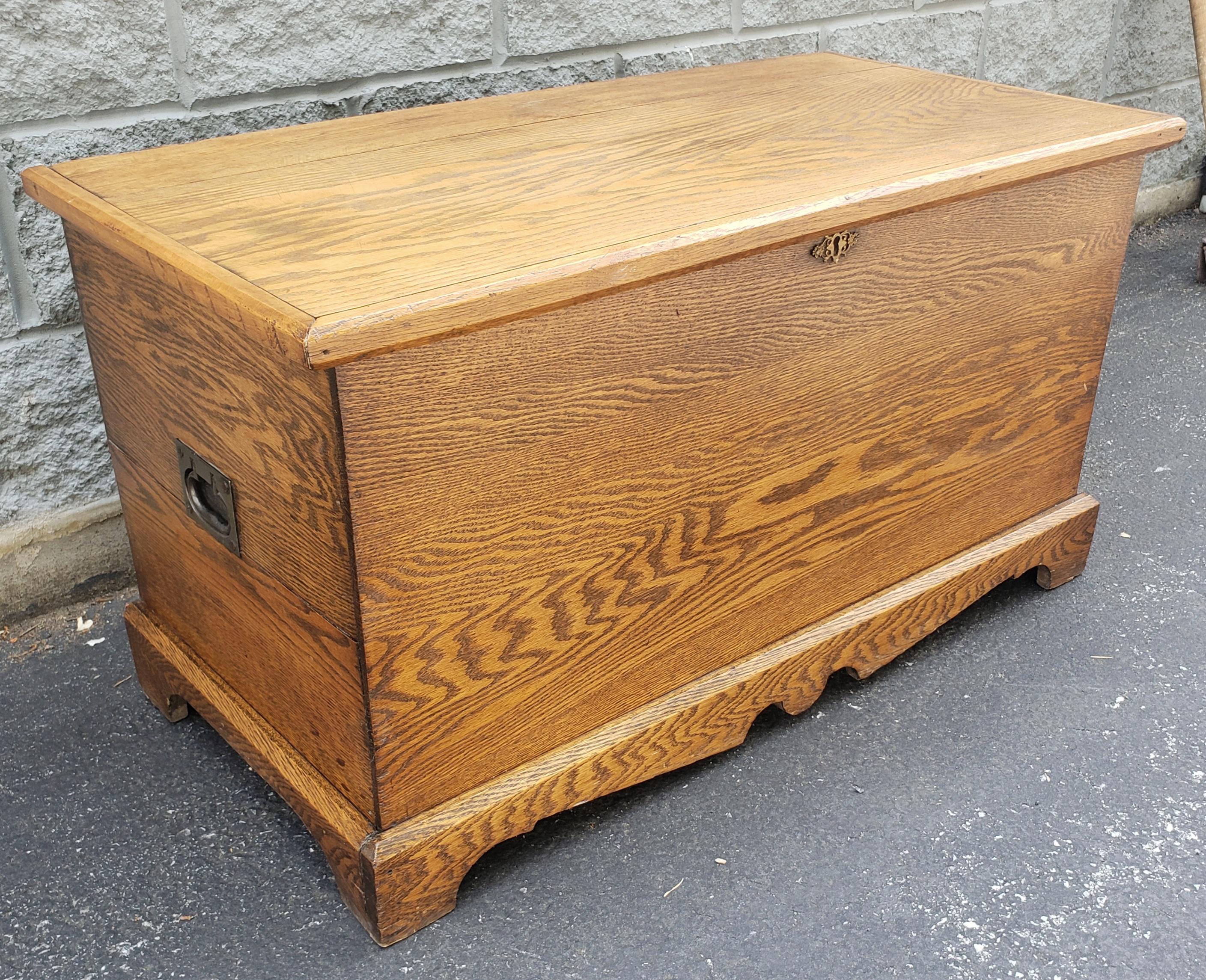 Arcón para mantas de roble tigre macizo clásico americano de mediados de siglo en muy buen estado vintage. Mide 38