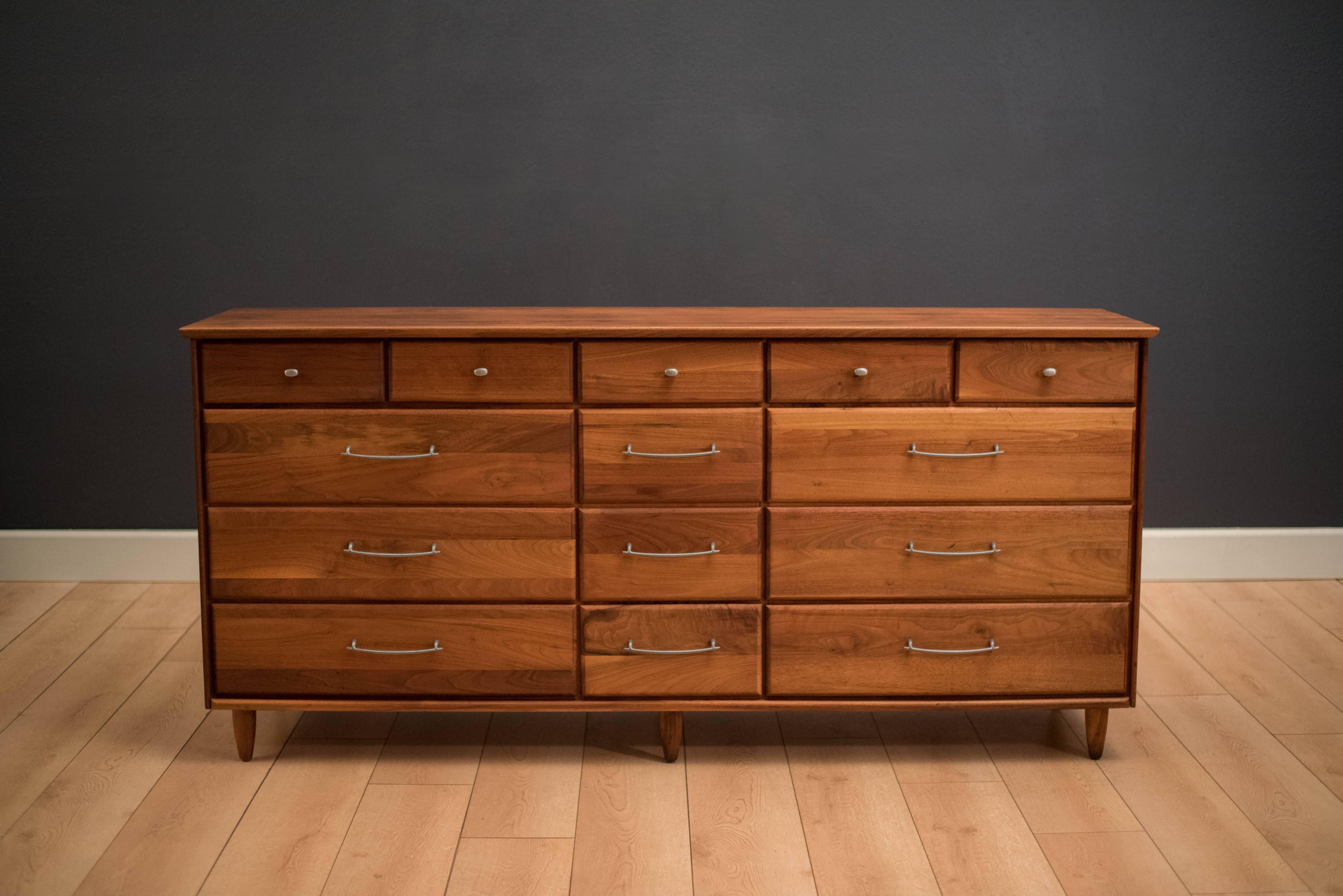 Commode prélude du milieu du siècle pour ACE-HI Furniture en noyer massif raboté. Cette pièce comporte quatorze tiroirs de rangement accessoirisés de poignées en étain.