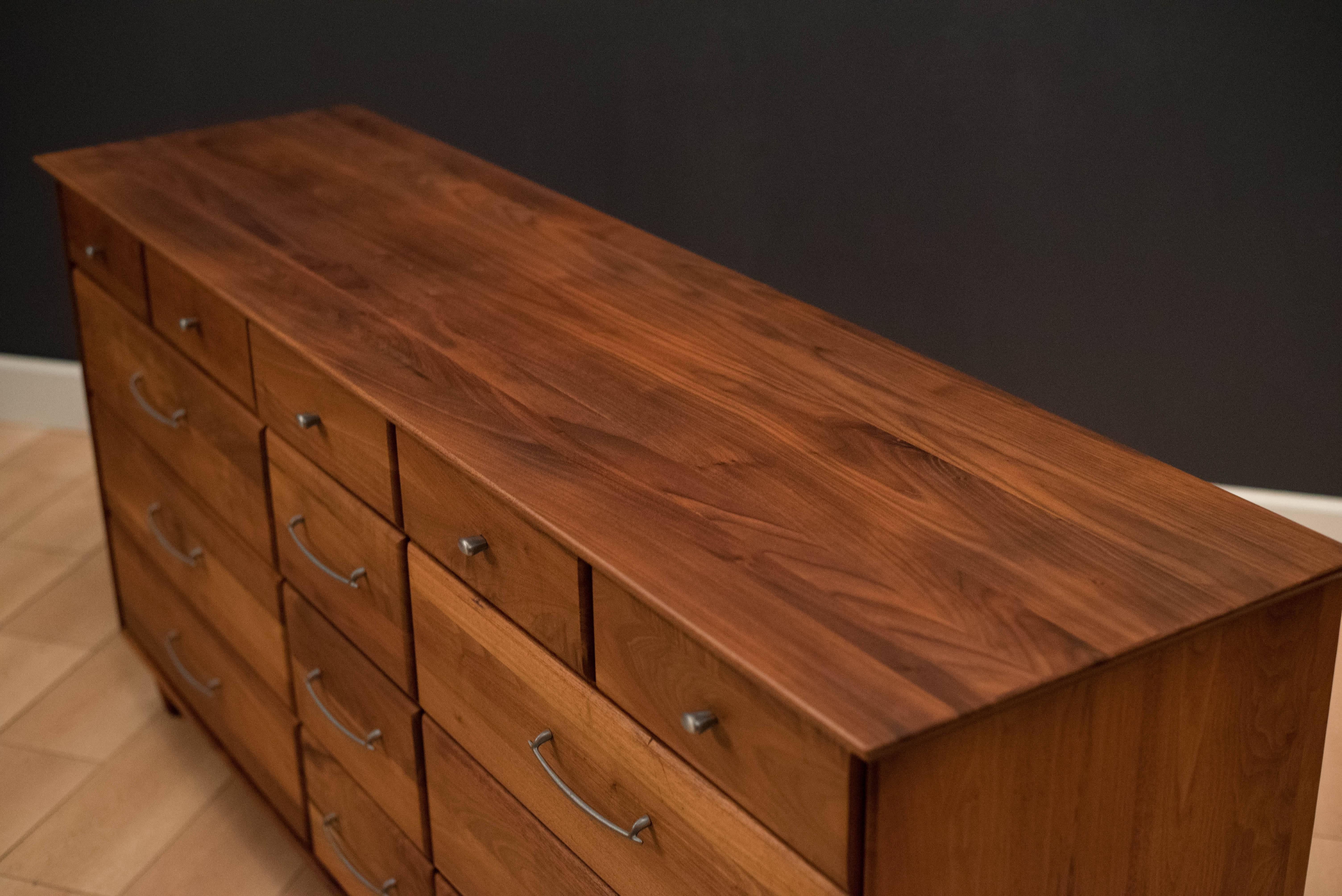 Américain Commode ACE-HI du milieu du siècle en noyer massif