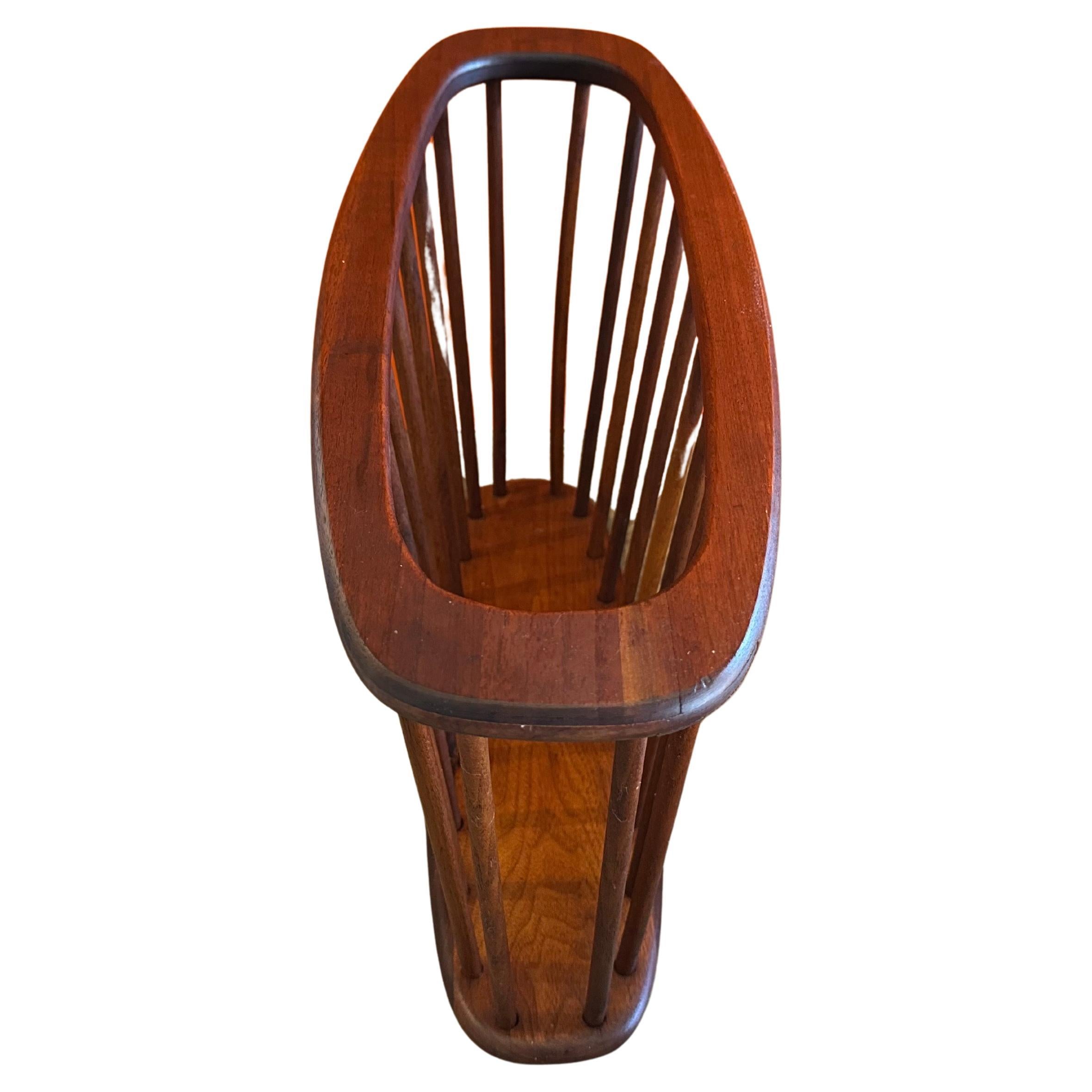 Revistero de madera maciza de nogal de mediados de siglo de Arthur Umanoff Estadounidense en venta
