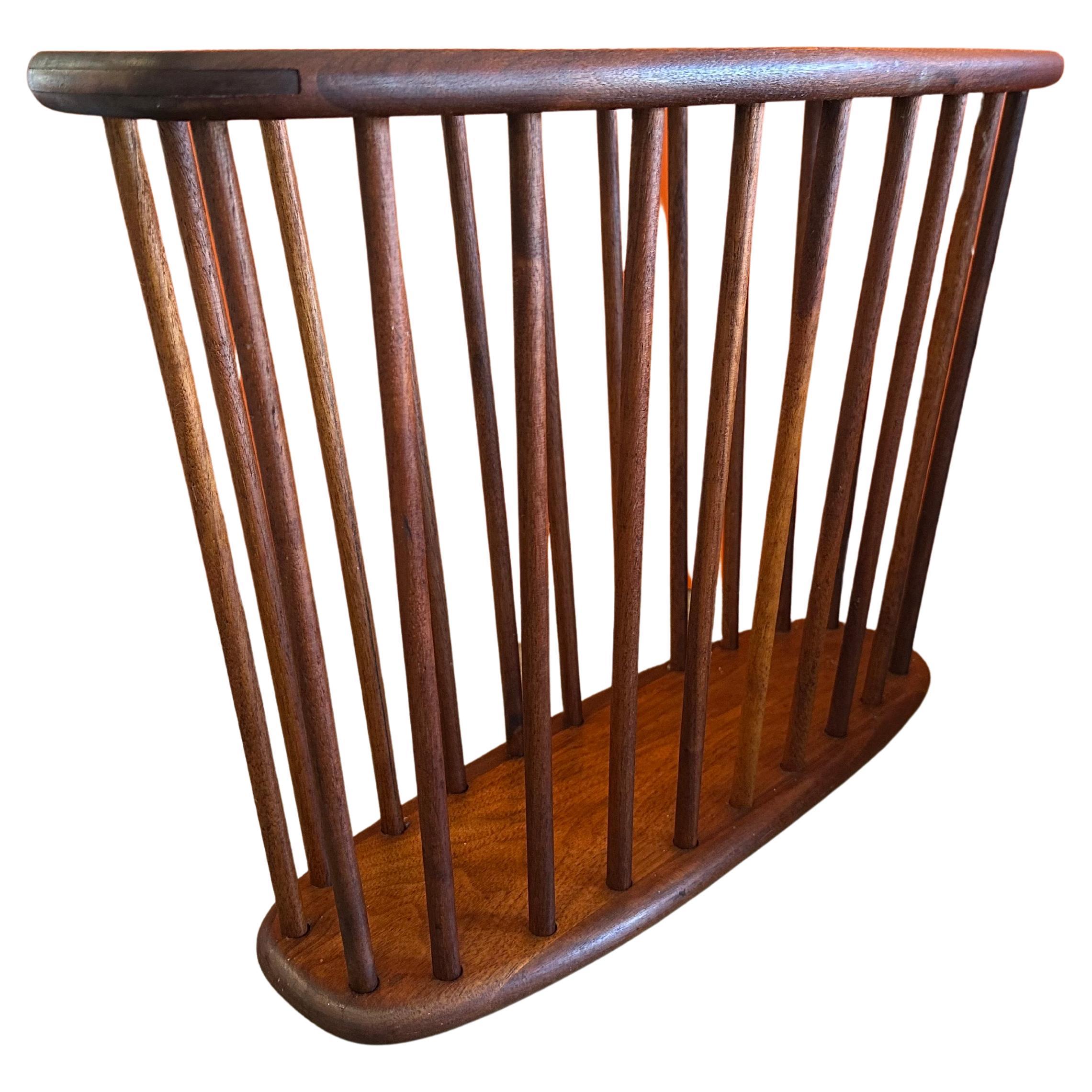 Revistero de madera maciza de nogal de mediados de siglo de Arthur Umanoff en Bueno estado para la venta en San Diego, CA