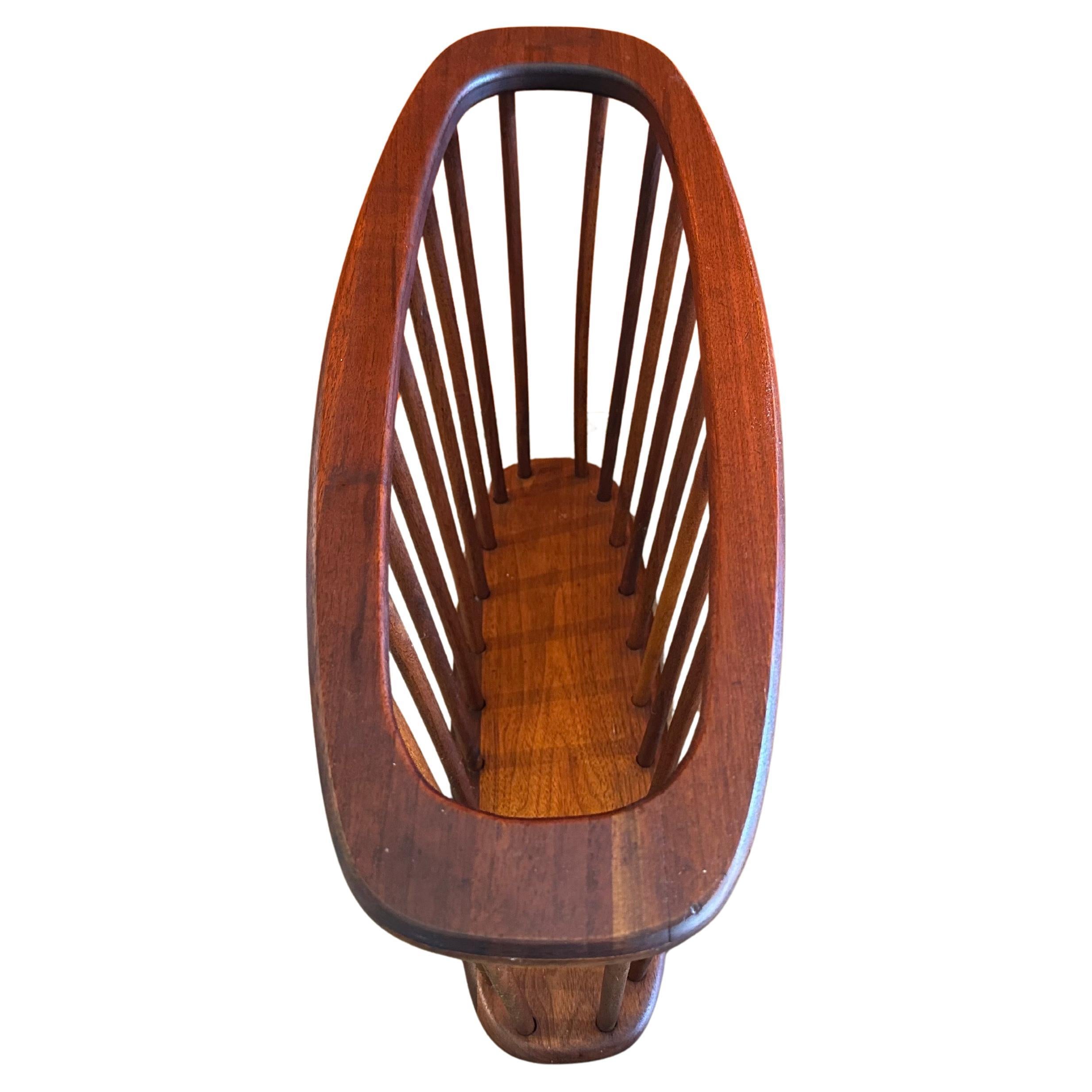 Revistero de madera maciza de nogal de mediados de siglo de Arthur Umanoff siglo XX en venta