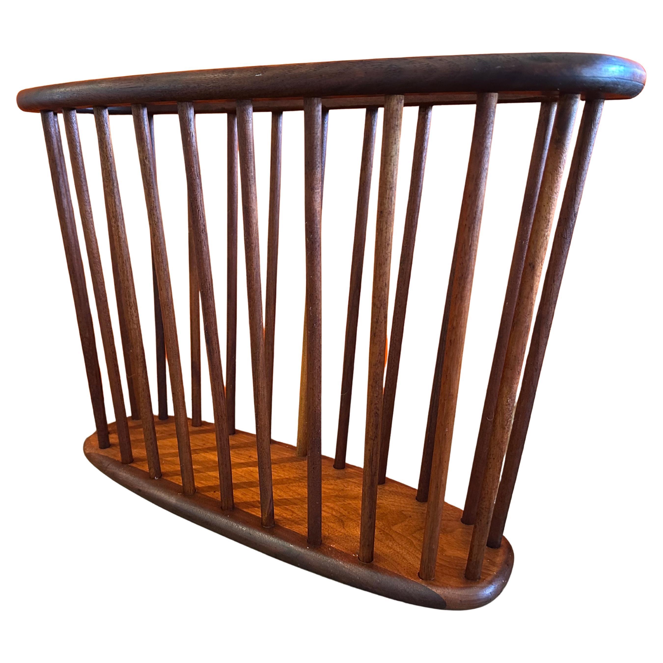 Revistero de madera maciza de nogal de mediados de siglo de Arthur Umanoff Nogal en venta