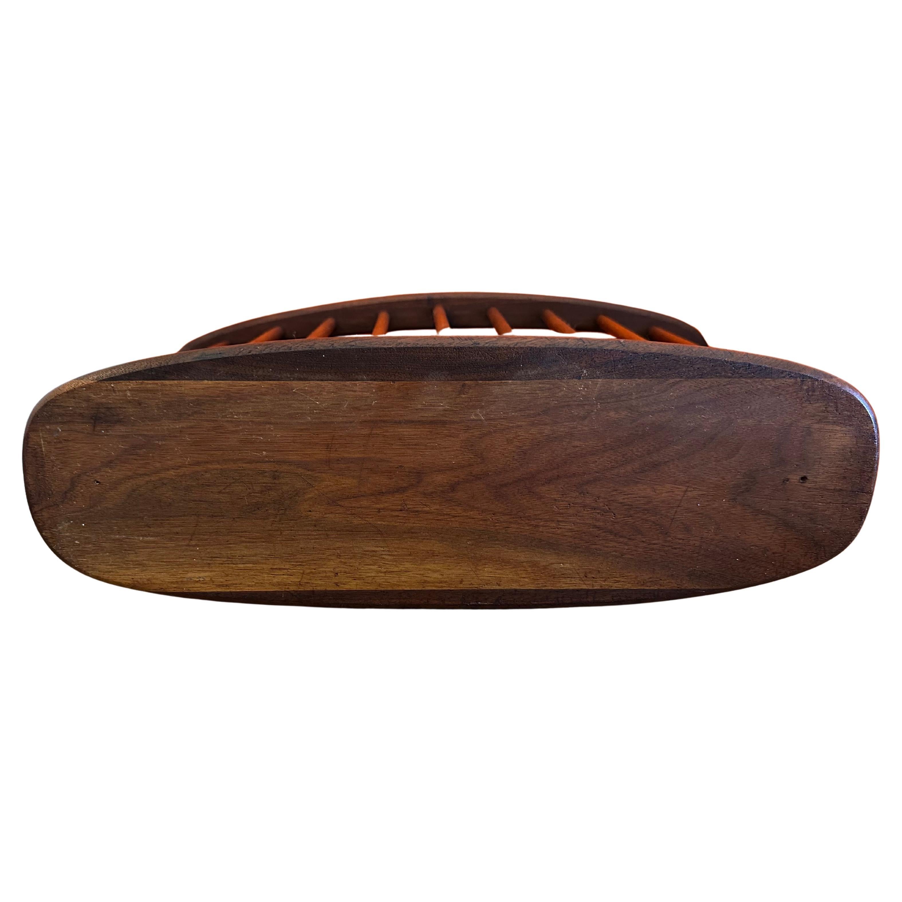 Revistero de madera maciza de nogal de mediados de siglo de Arthur Umanoff en venta 2