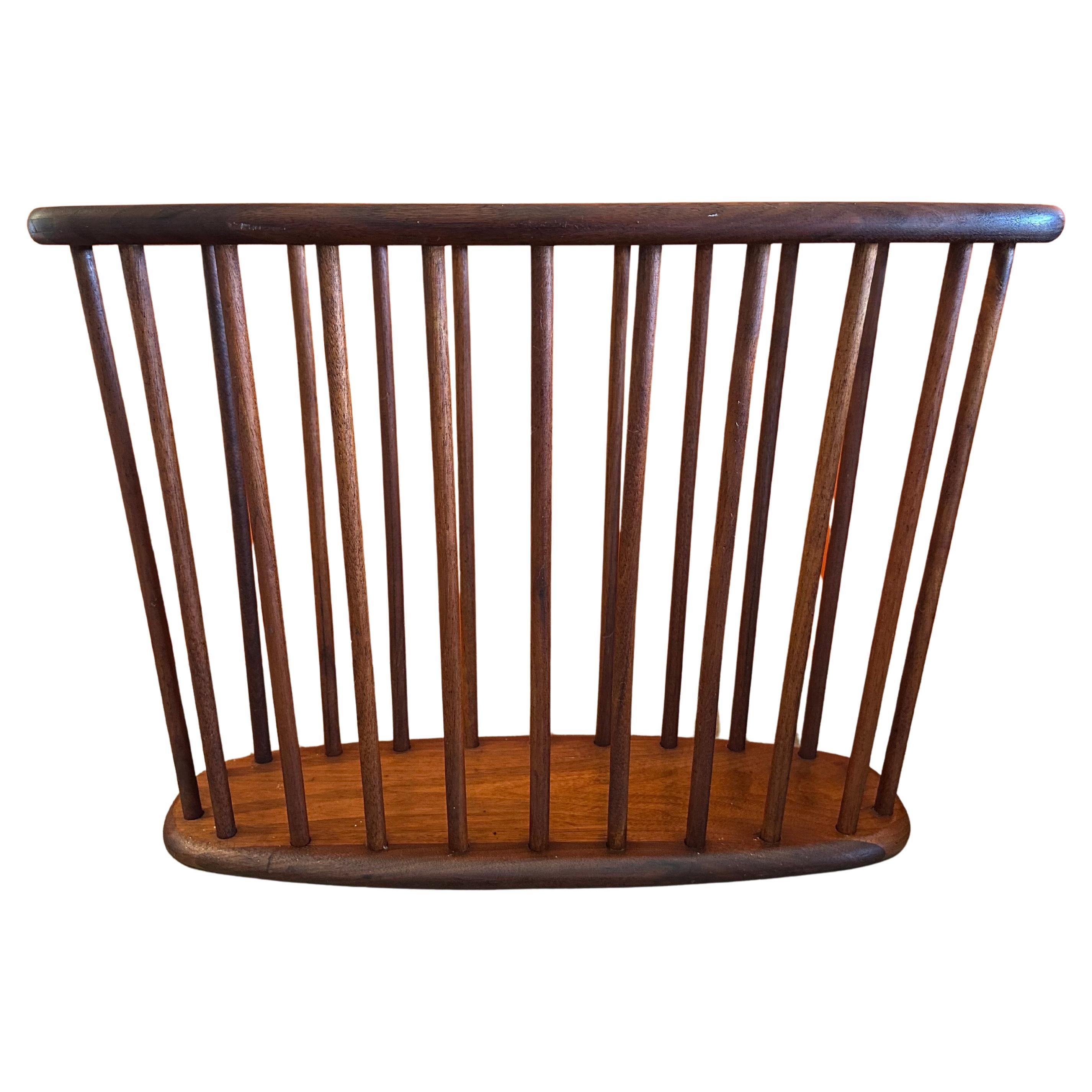 Revistero de madera maciza de nogal de mediados de siglo de Arthur Umanoff Moderno de mediados de siglo en venta