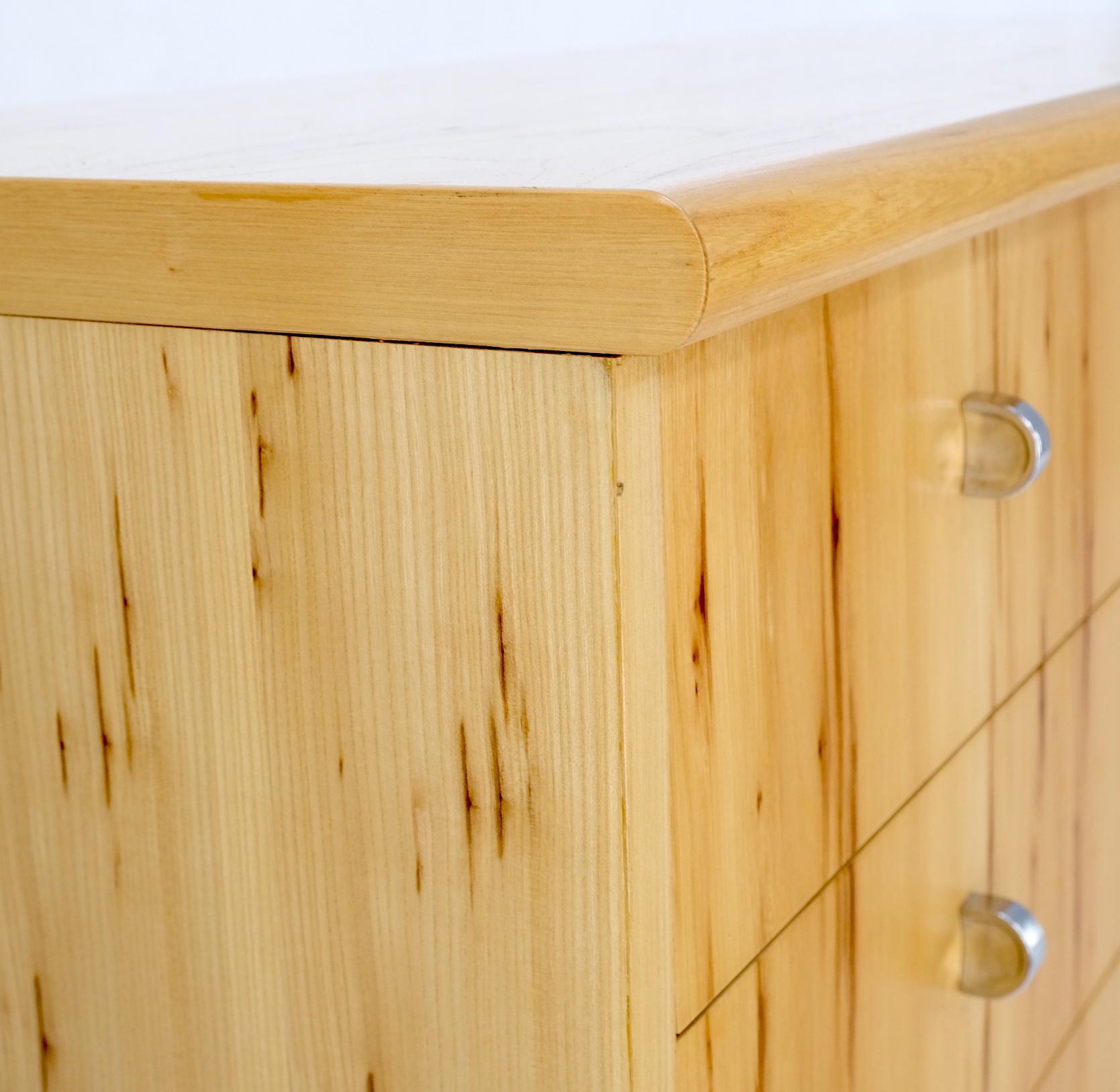 Mid Century Solid Wood Blonde Pecan Veneered 4 Drawers Dresser by Founders MINT! For Sale 3