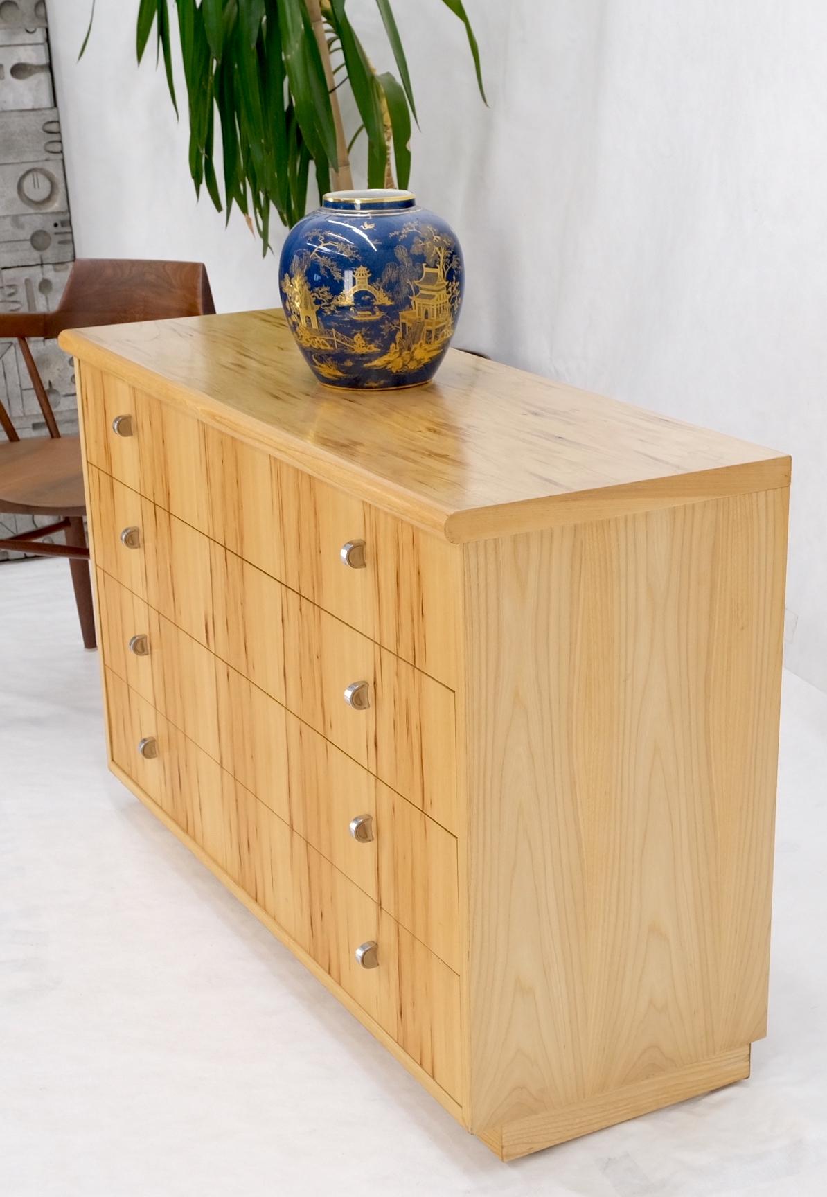 Mid Century Solid Wood Blonde Pecan Veneered 4 Drawers Dresser by Founders MINT! For Sale 8