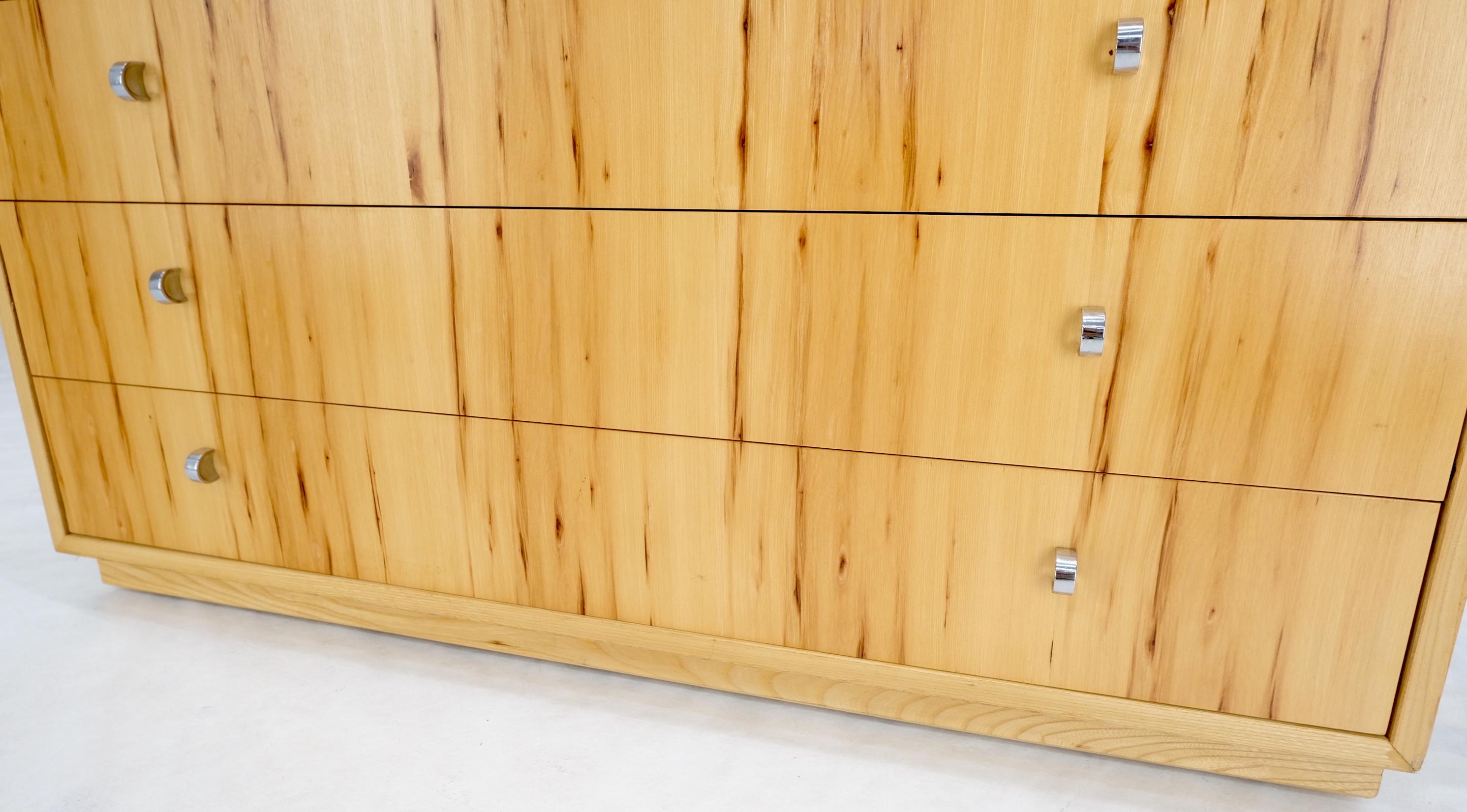 Mid Century Solid Wood Blonde Pecan Veneered 4 Drawers Dresser by Founders MINT! In Good Condition For Sale In Rockaway, NJ