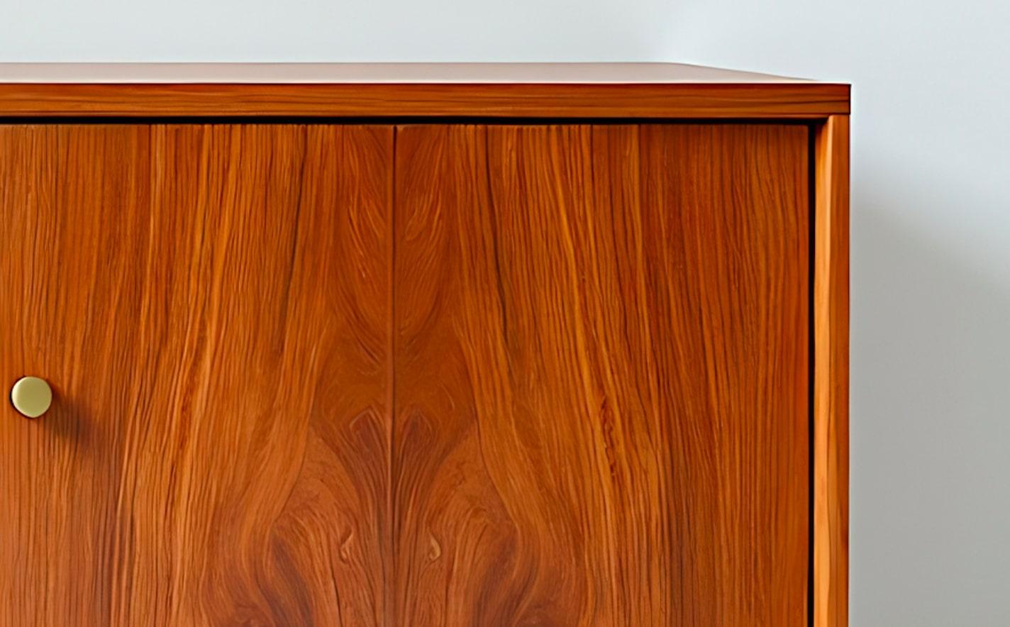 Indiano Credenza/console multimediale in legno massiccio del Mid Century di Artisanal in vendita