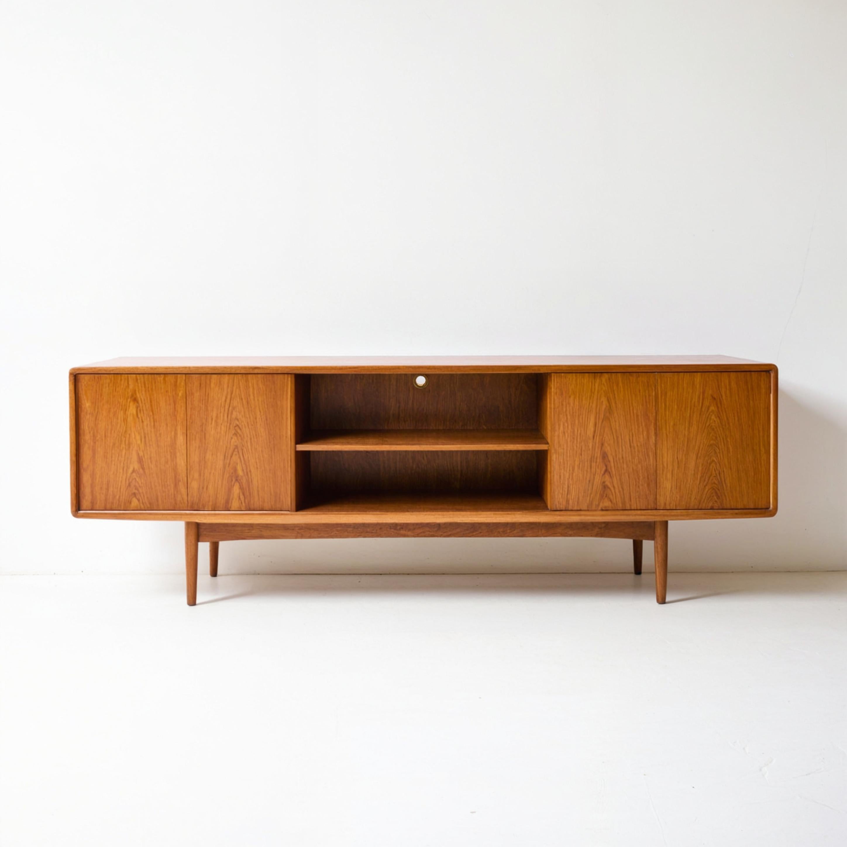 Credenza/console multimediale in legno massiccio del Mid Century di Artisanal In condizioni Nuovo in vendita a New York, NY