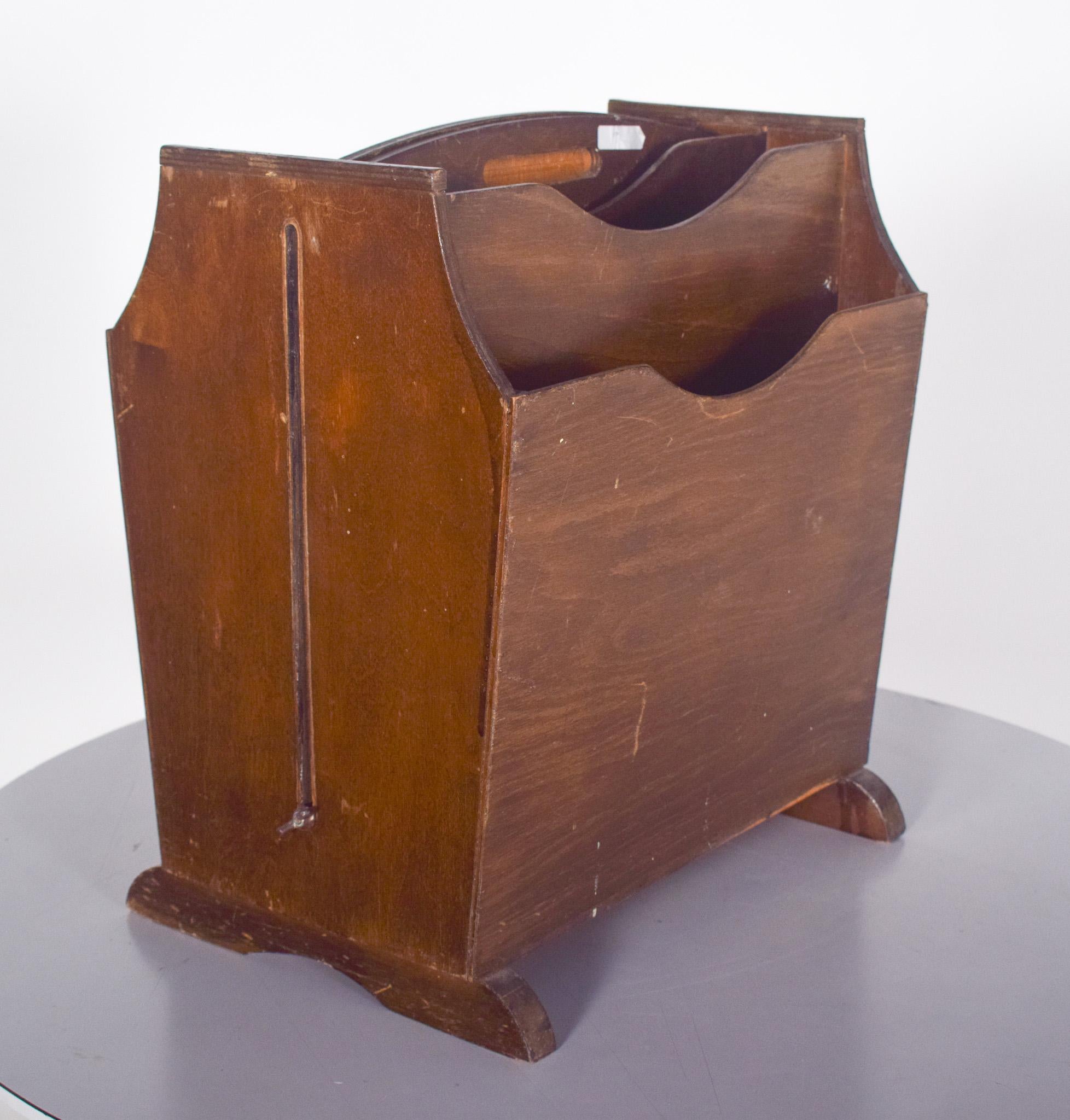 Porte-revues en bois. Fabriqué en bois massif, avec des côtés solides et une forme rectangulaire. La pièce dispose de deux séparateurs internes, vous permettant d'organiser les journaux et les magazines de manière pratique, et sert de couvercle