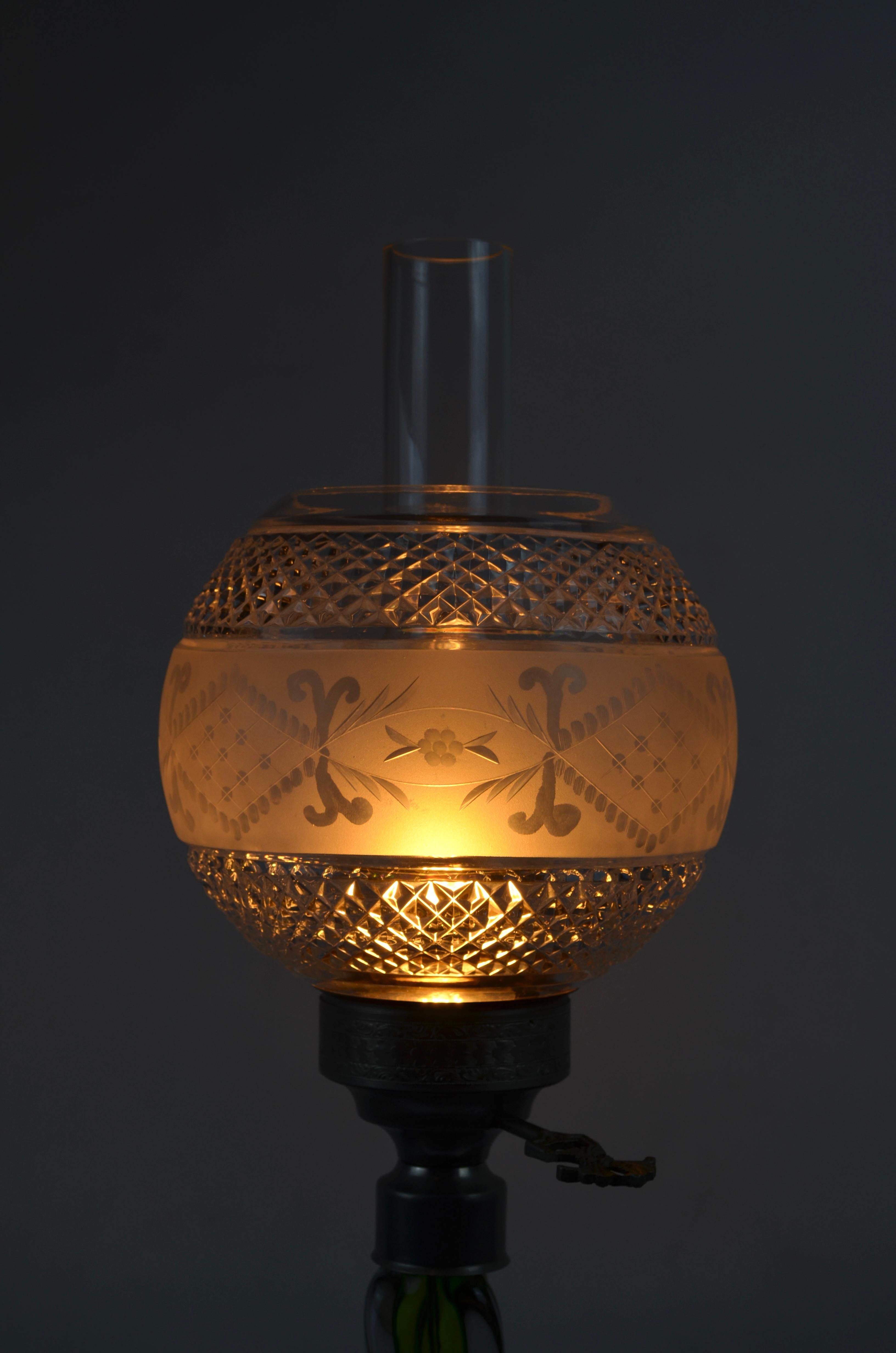 Lampe de table en verre d'art Sommerso du milieu du siècle avec abat-jour en cristal taillé, années 1950 en vente 4