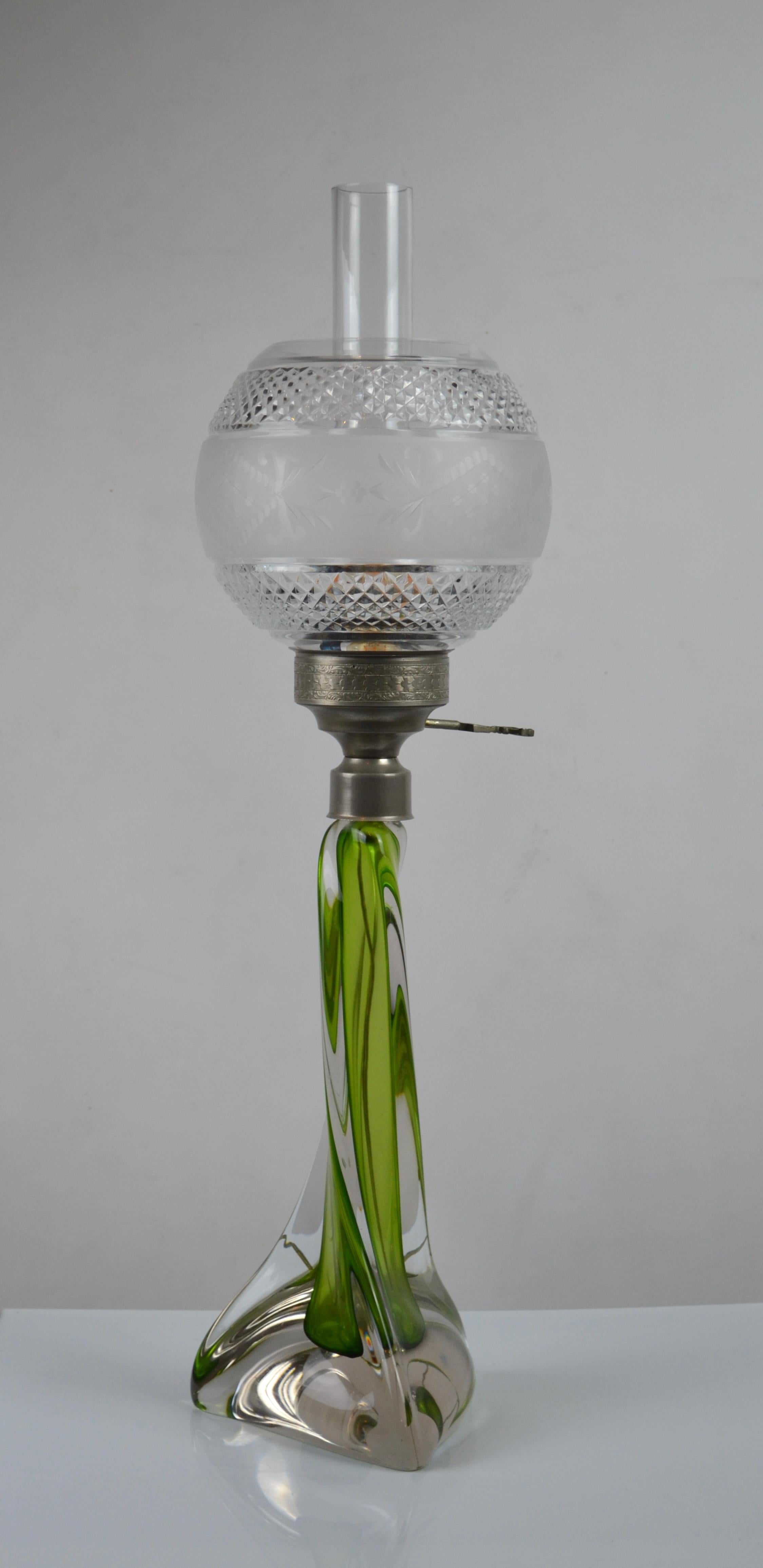 Néoclassique Lampe de table en verre d'art Sommerso du milieu du siècle avec abat-jour en cristal taillé, années 1950 en vente