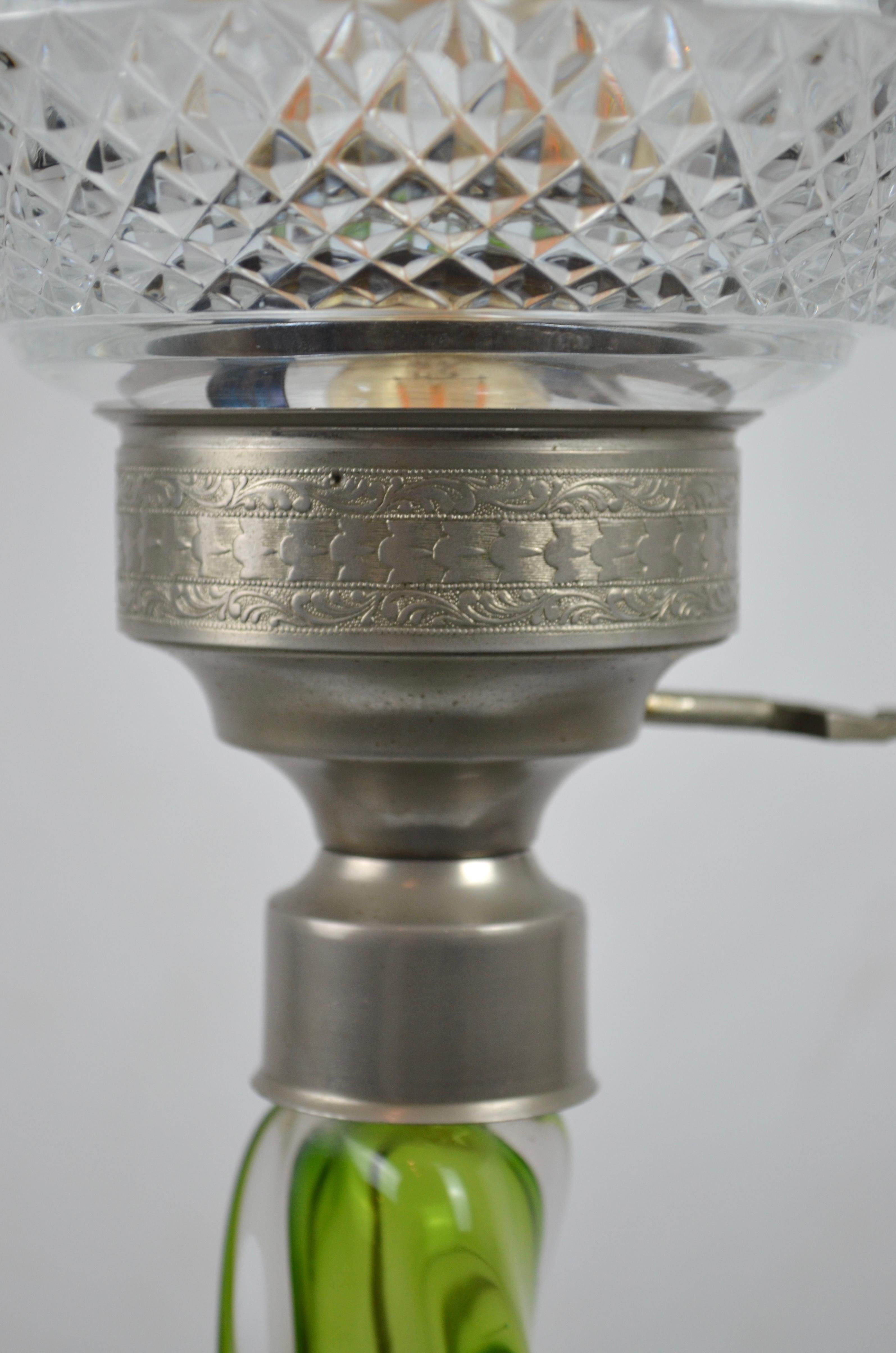 Portugais Lampe de table en verre d'art Sommerso du milieu du siècle avec abat-jour en cristal taillé, années 1950 en vente