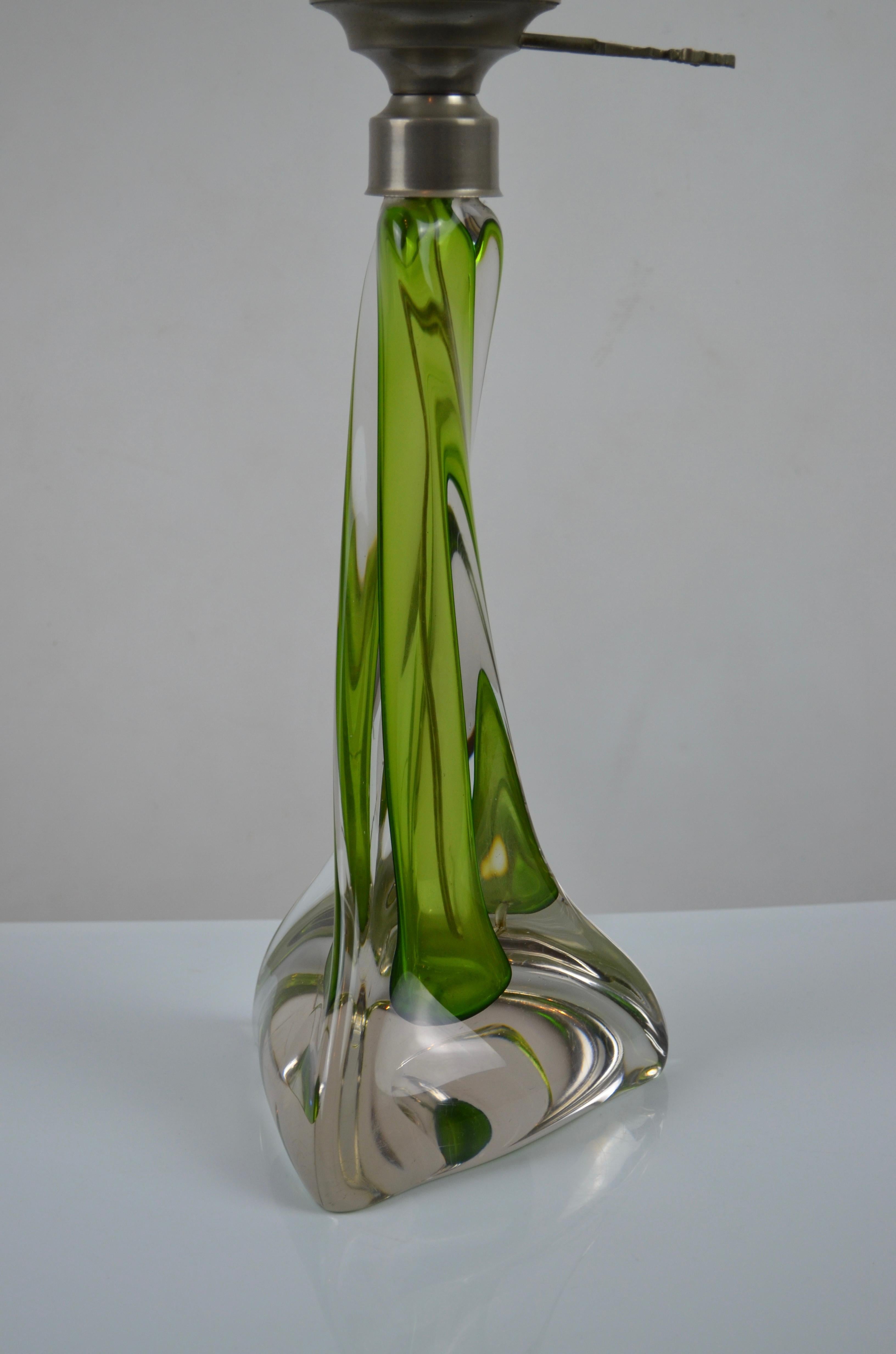 Lampe de table en verre d'art Sommerso du milieu du siècle avec abat-jour en cristal taillé, années 1950 Bon état - En vente à Marinha Grande, PT