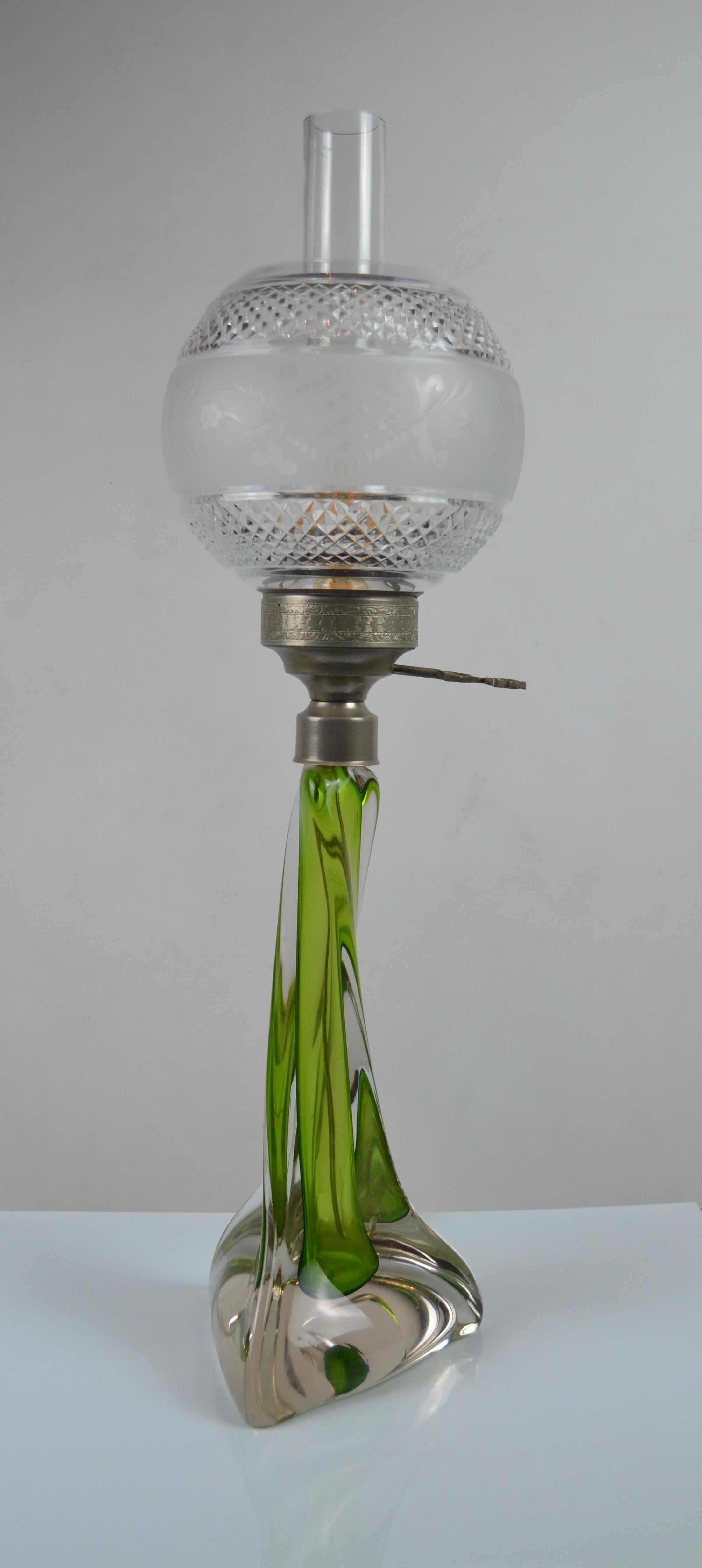 Milieu du XXe siècle Lampe de table en verre d'art Sommerso du milieu du siècle avec abat-jour en cristal taillé, années 1950 en vente