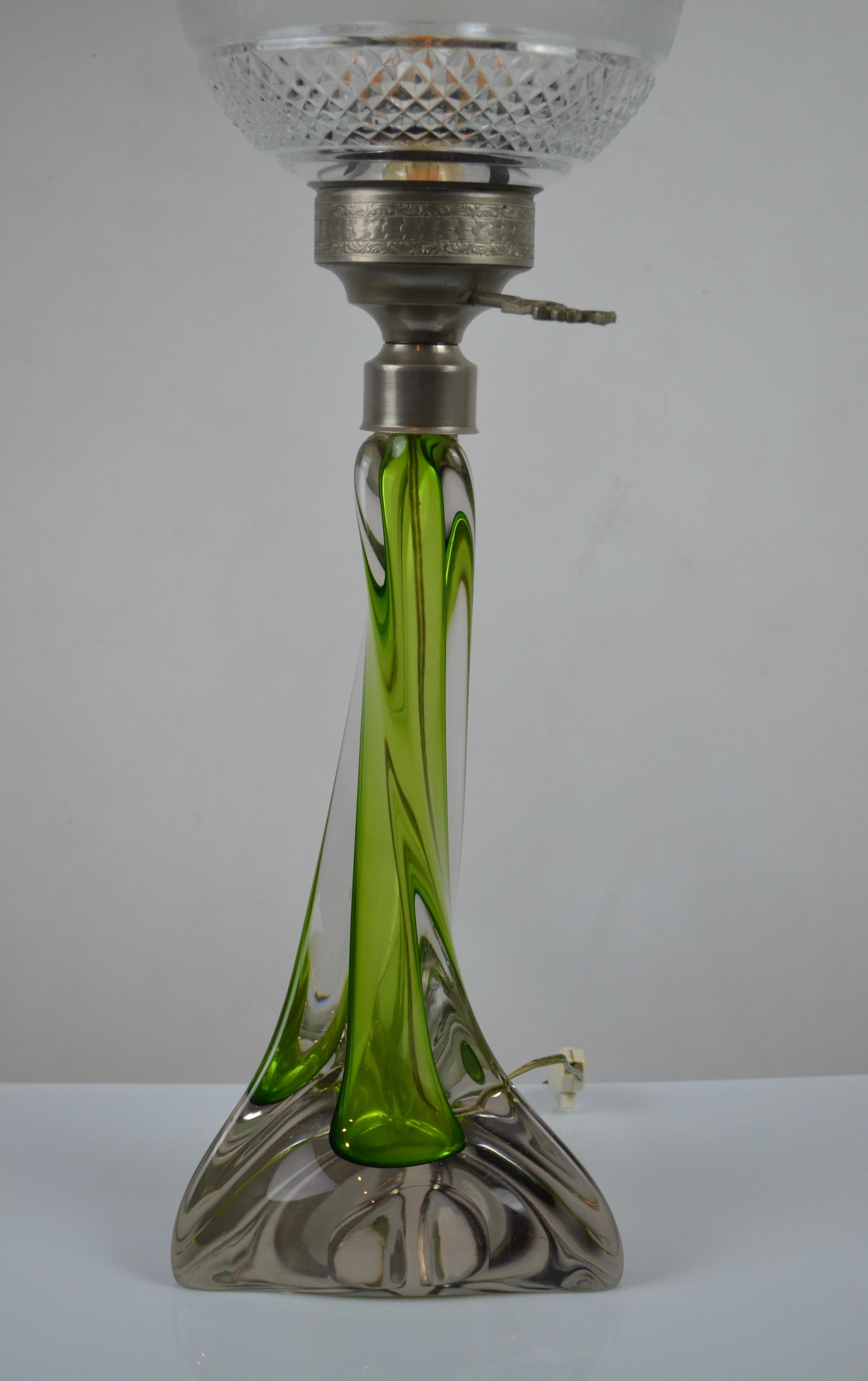 Cristal Lampe de table en verre d'art Sommerso du milieu du siècle avec abat-jour en cristal taillé, années 1950 en vente