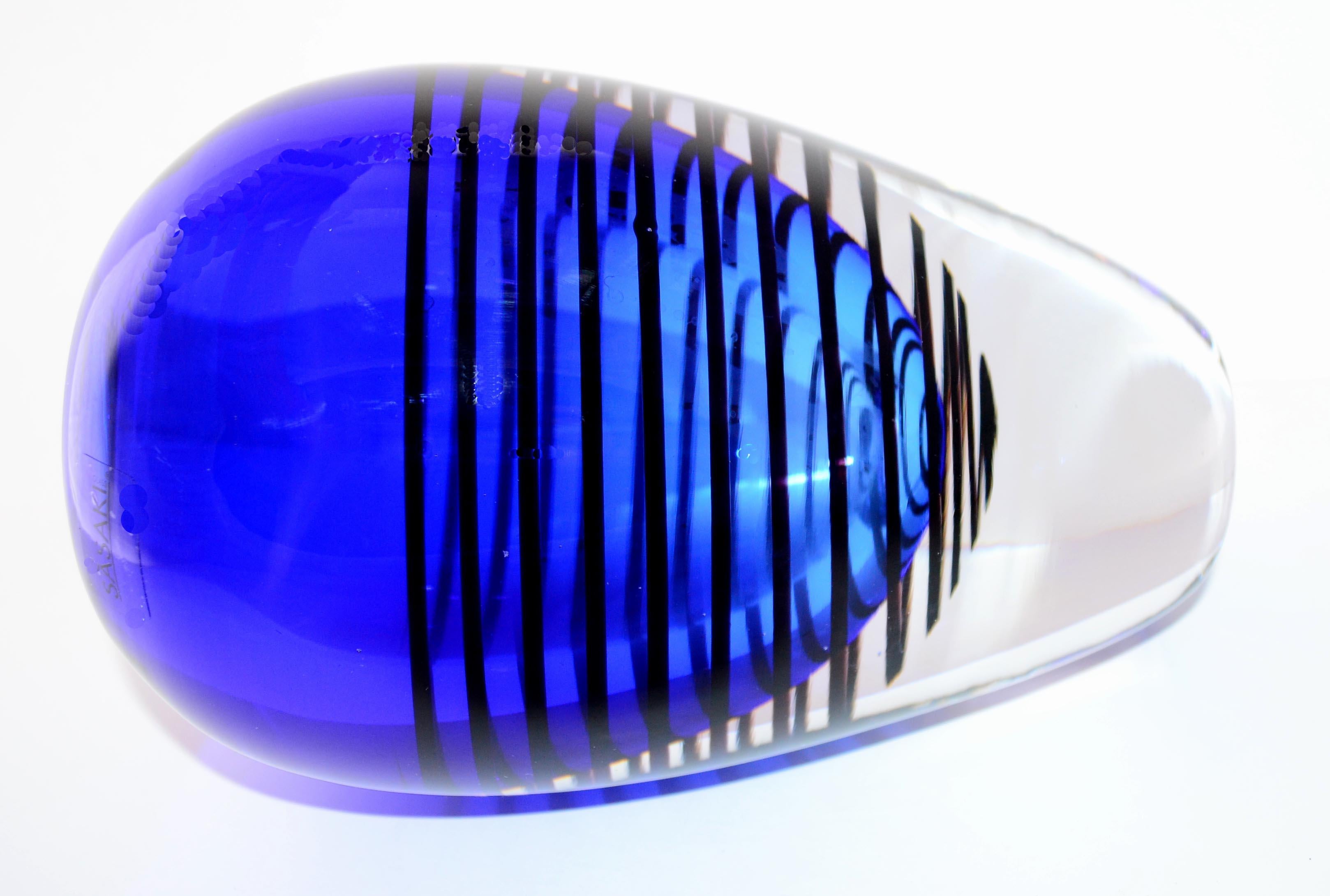Stupendo e raro vaso pesante soffiato a mano con spirale blu cobalto e nera in vetro trasparente da Soichiro Sasakura di Sasaki glass. Un'estetica molto contemporanea che sarebbe perfetta in un ambiente residenziale o commerciale. Misure: 8