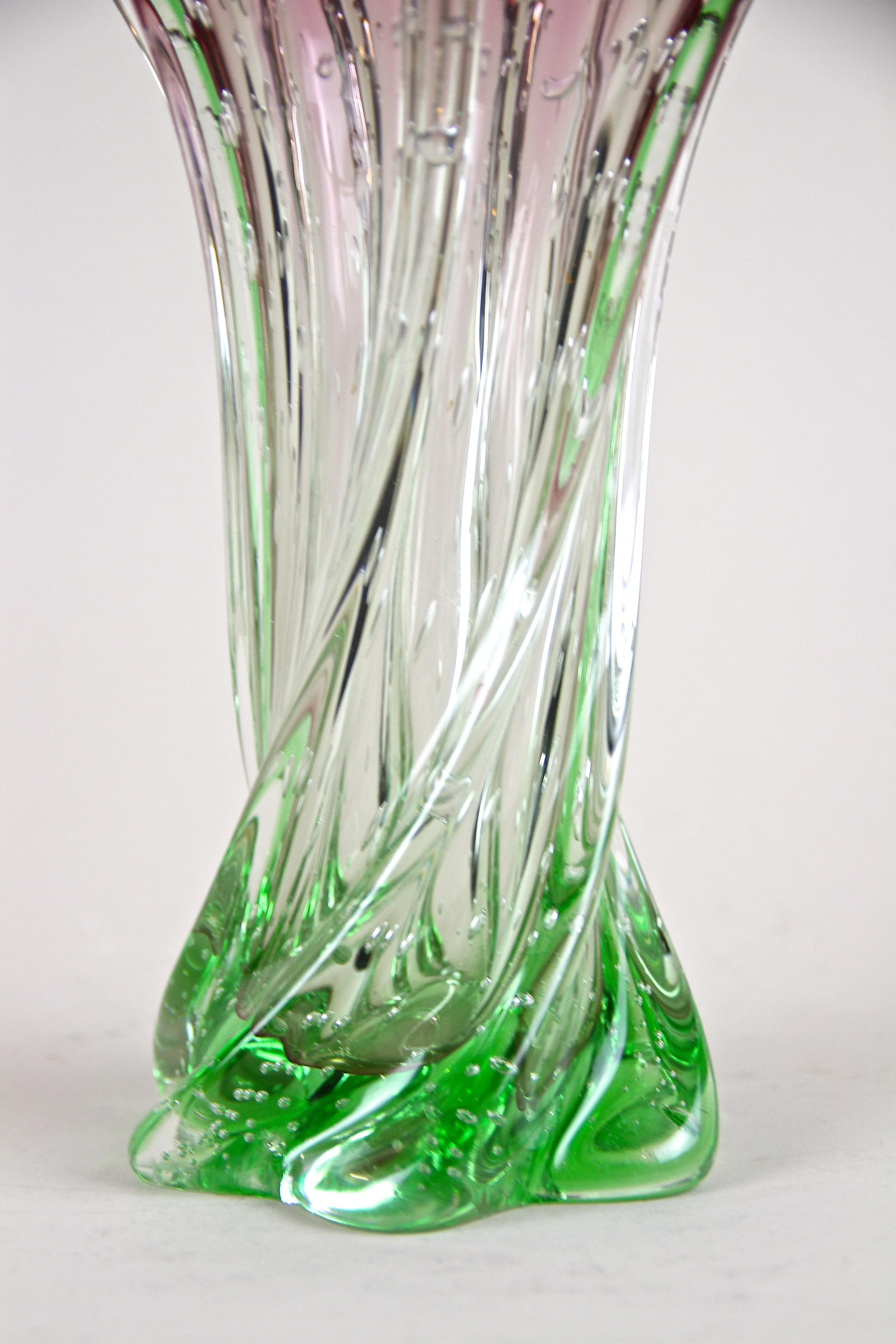 Mid-Century Modern Vase en verre Murano Sommerso rose/vert du milieu du siècle, Italie, circa 1960/70 en vente