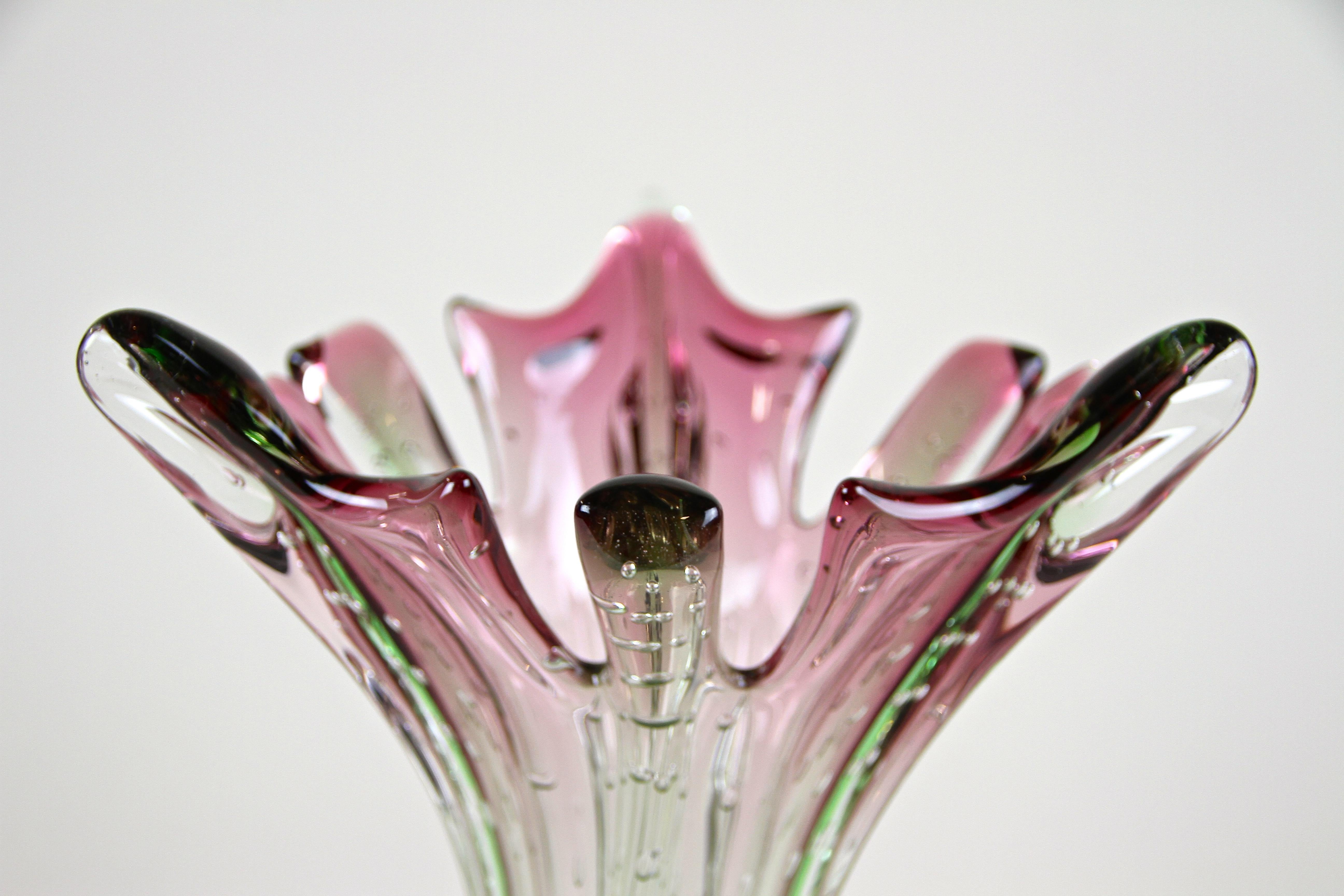Vase en verre Murano Sommerso rose/vert du milieu du siècle, Italie, circa 1960/70 Bon état - En vente à Lichtenberg, AT