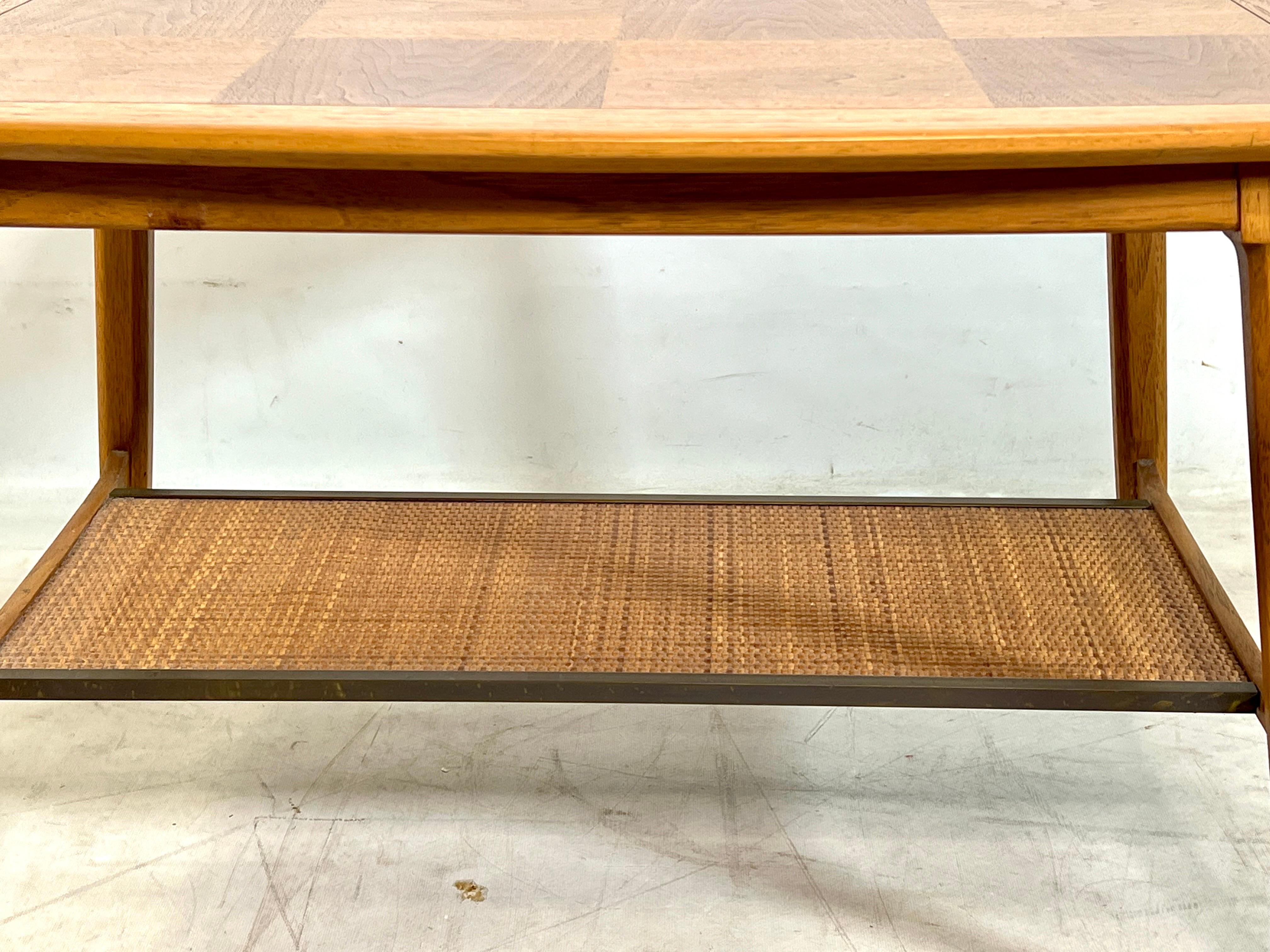 La table d'appoint Mid Century Sophisticate by Tomlinson Caned Side Table est un meuble élégant et sophistiqué qui capture l'essence du design du milieu du siècle. Avec ses lignes épurées, sa silhouette élégante et ses accents cannelés, cette table