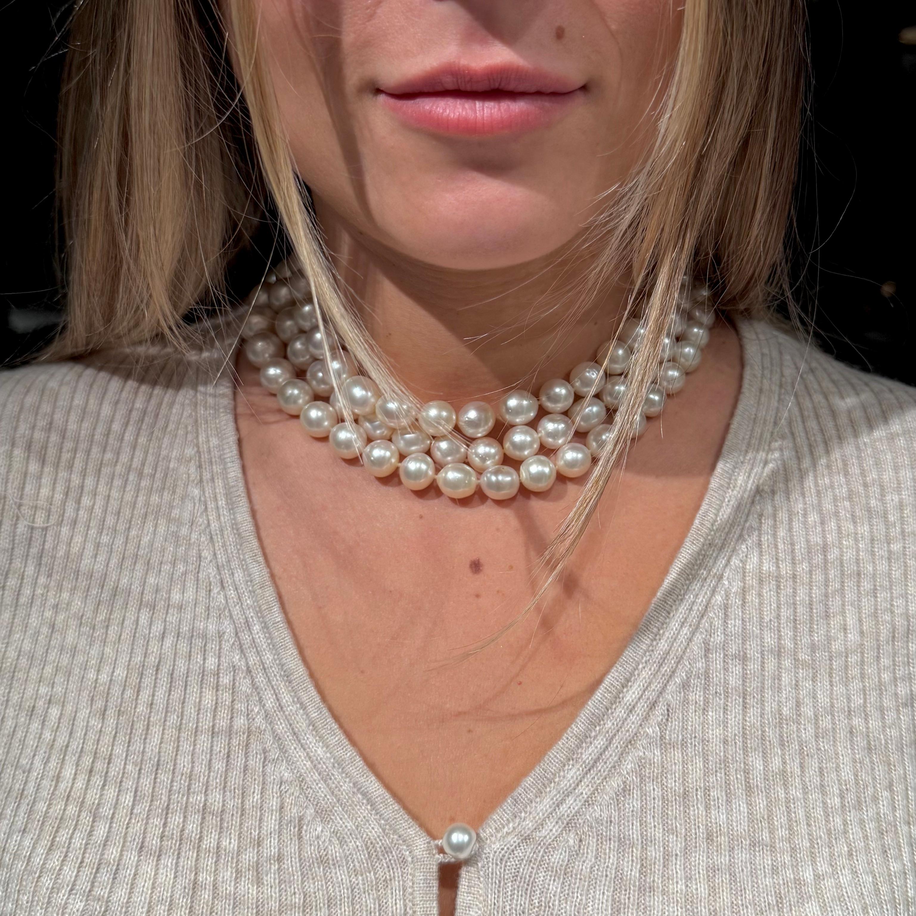 Halskette aus Gelbgold mit Südsee-Zuchtperlen und Diamantverschluss aus der Jahrhundertmitte, 1950/1960er Jahre.

Ein außergewöhnliches Mid-Century-Collier mit 98 Südsee-Zuchtperlen, die in drei eleganten Strängen angeordnet sind. Die Perlen, die in