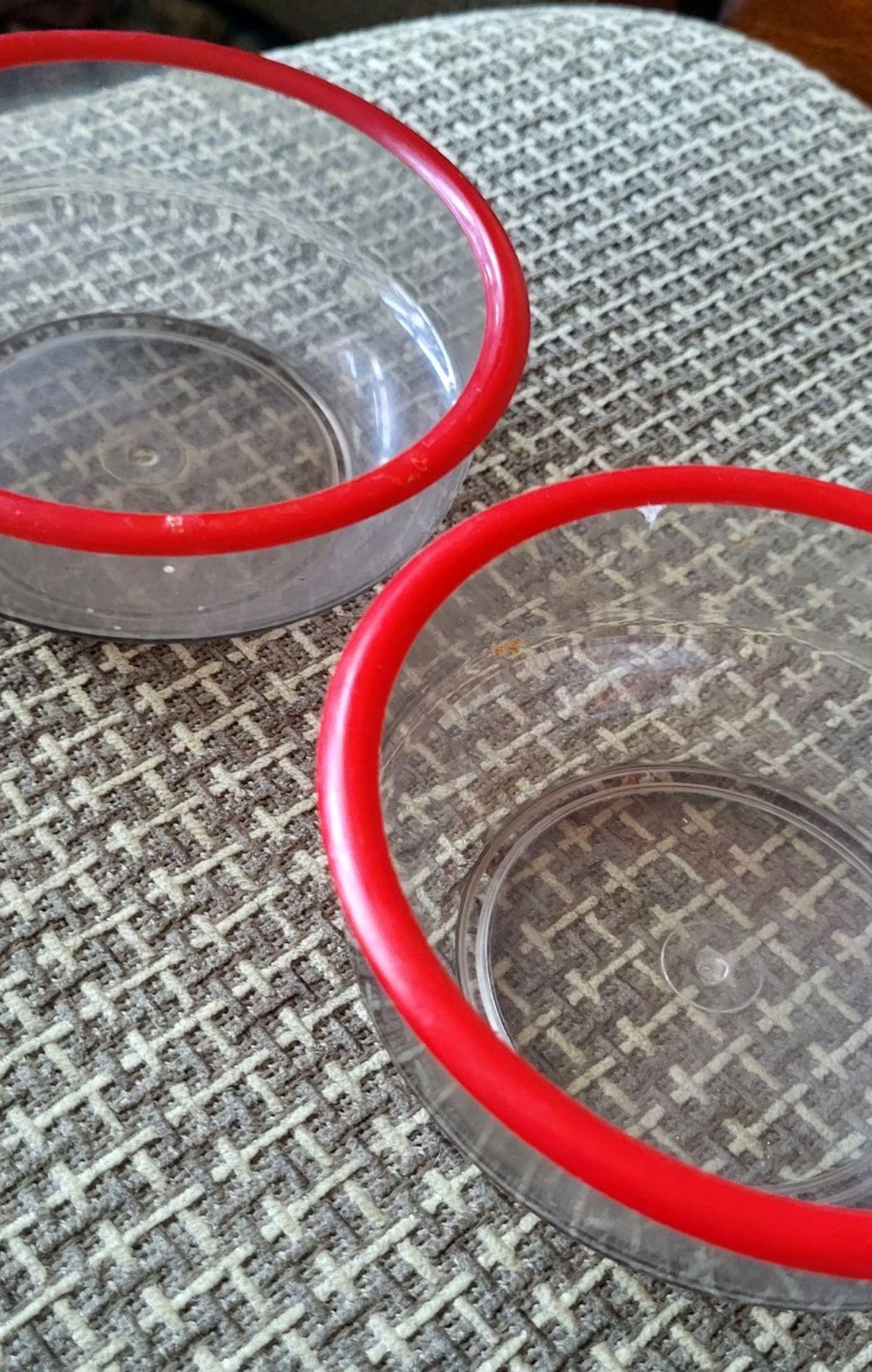 Cette charmante paire de bols en plastique vintage des années 1970 est une merveilleuse pièce de design de l'ère soviétique. Simples mais remarquables, ces bols ont été conçus pour servir de petits en-cas, une tendance à la mode en URSS dans les