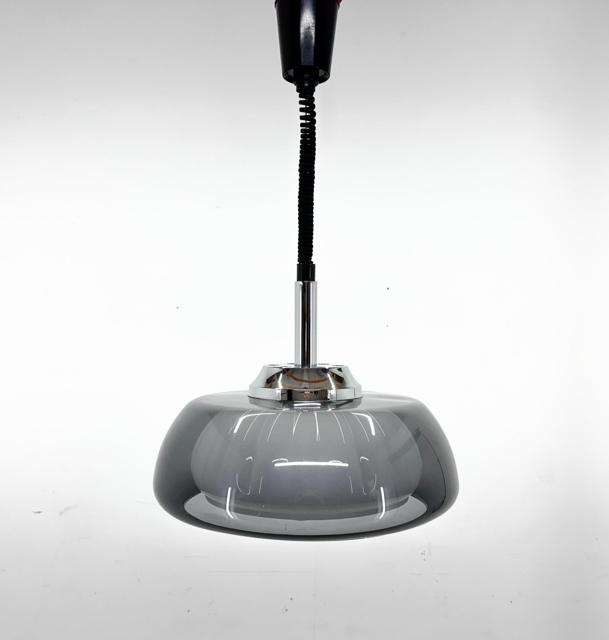 Suspension italienne vintage à hauteur réglable. La longueur maximale est de 125 cm. Ampoule : 1 x E26-E27. Compatible avec le câblage américain.