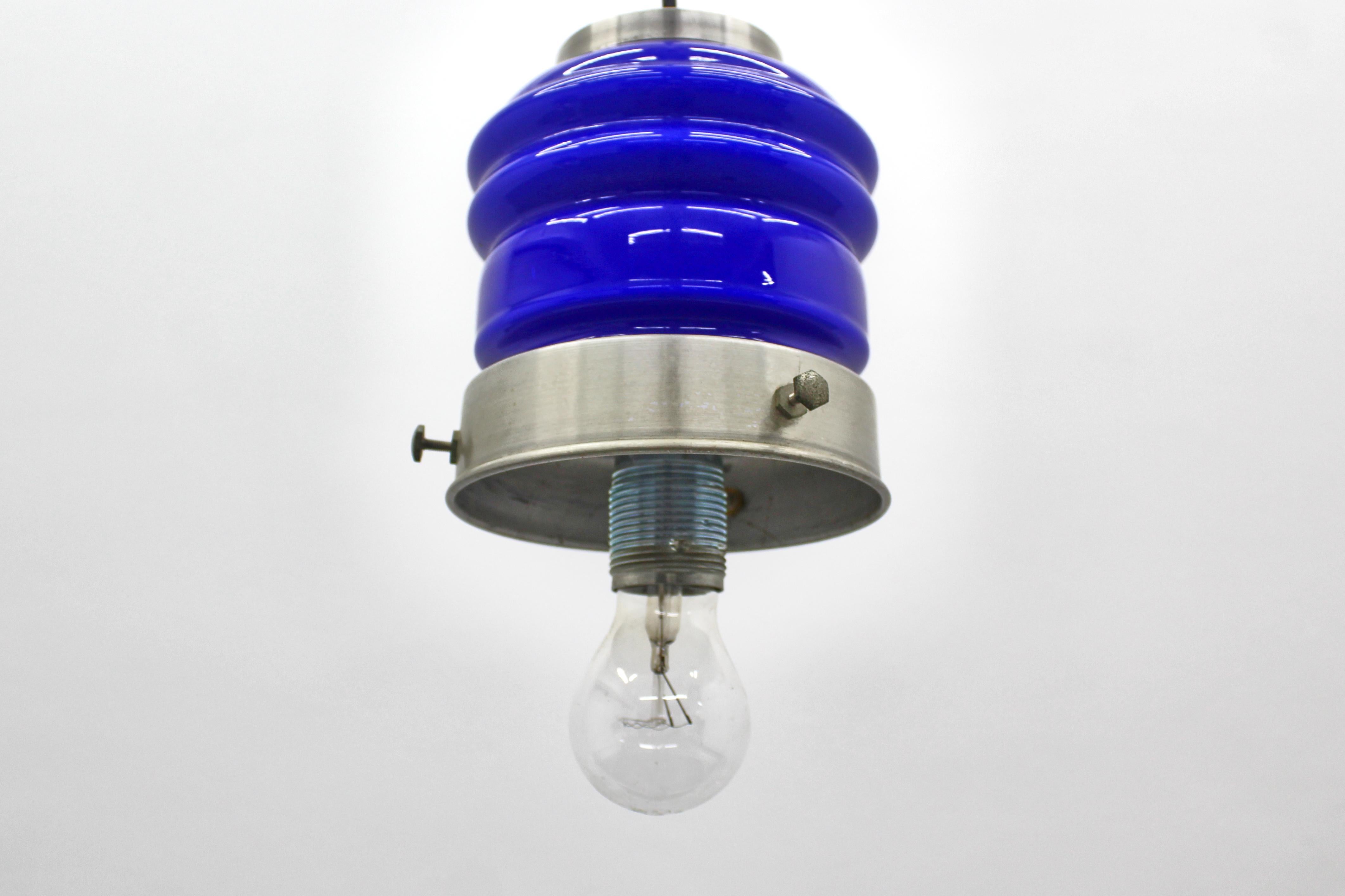 Lampada a sospensione in alluminio e vetro di metà secolo A Space AGE Ingo Maurer stile anni '70 Italia in vendita 3