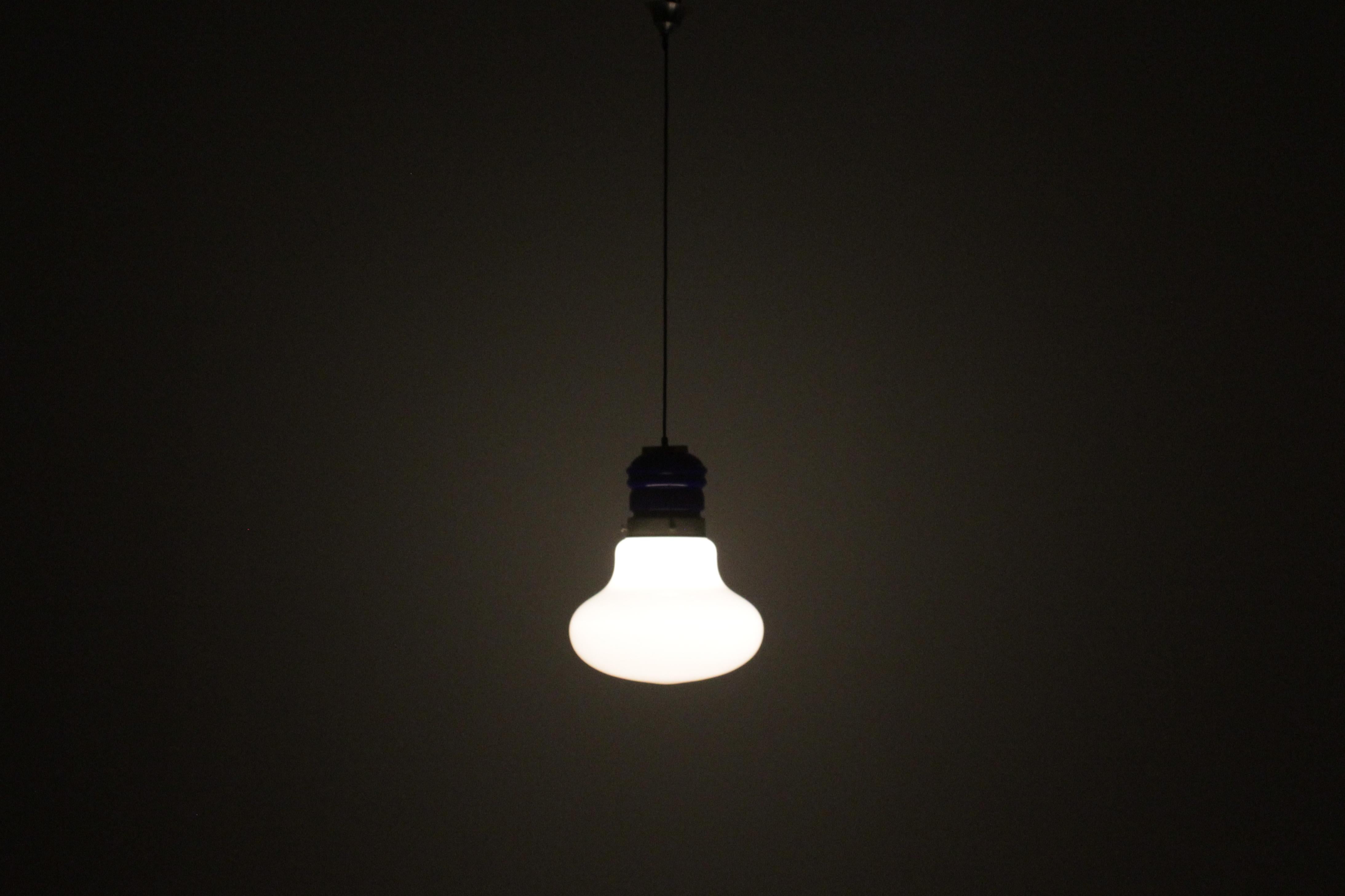 Lampada a sospensione in alluminio e vetro di metà secolo A Space AGE Ingo Maurer stile anni '70 Italia in vendita 5