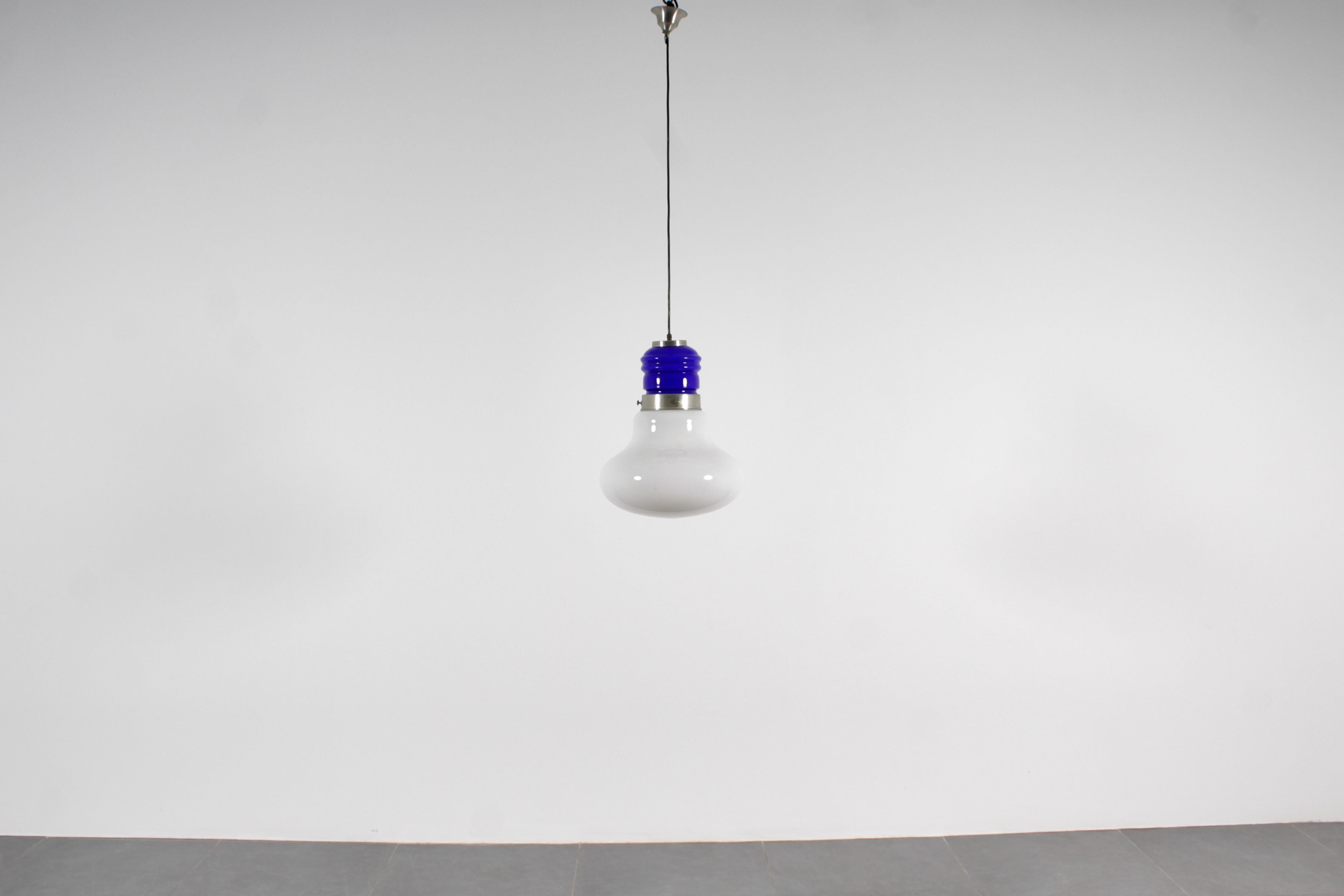 Lampada a sospensione A Space AGE in vetro al latte e blu con supporto in alluminio. Produzione italiana nello stile di Ingo Mauer, anni '70
Usura coerente con l'età e l'uso.
