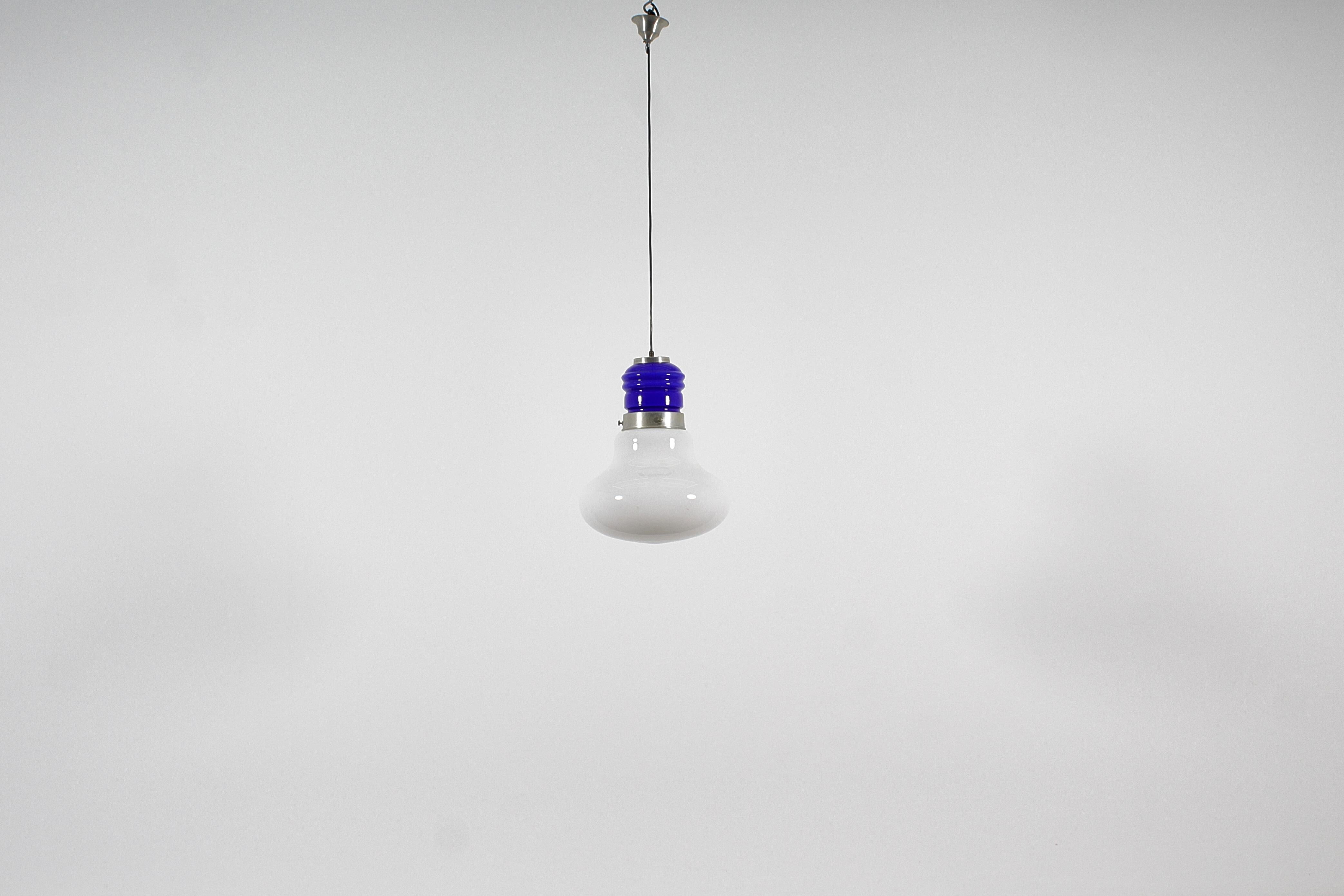 Mid-Century moderno Lampada a sospensione in alluminio e vetro di metà secolo A Space AGE Ingo Maurer stile anni '70 Italia in vendita