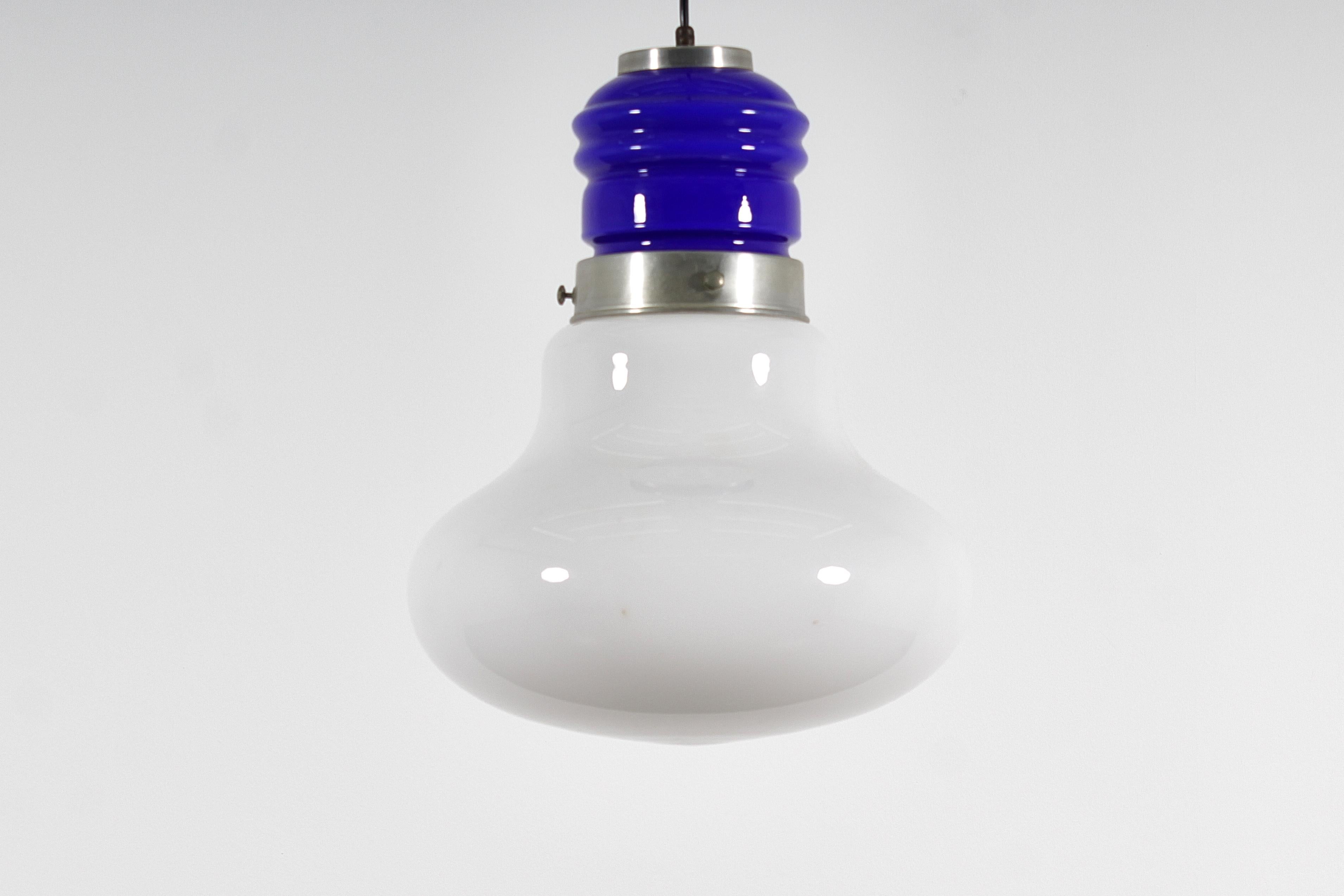 Lampada a sospensione in alluminio e vetro di metà secolo A Space AGE Ingo Maurer stile anni '70 Italia In condizioni buone in vendita a Palermo, IT
