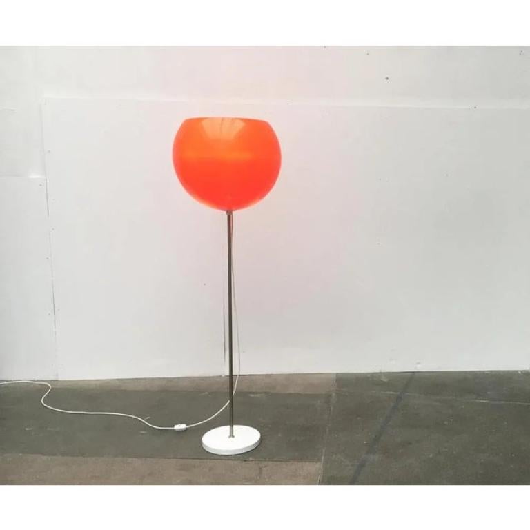 Rara lampada a bastoncino dell'AGE.

Lampada a stelo con un'imponente sfera diffusore di colore arancione. Fonte di luce e allo stesso tempo oggetto inconfondibile nella stanza. Il più sorprendente è probabilmente l'enorme corpo sferico in plastica