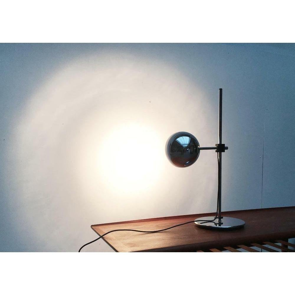 Mid-Century Modern Lampe de table de l'ère spatiale du milieu du siècle dernier en chrome Staff, Allemagne, années 1960 en vente
