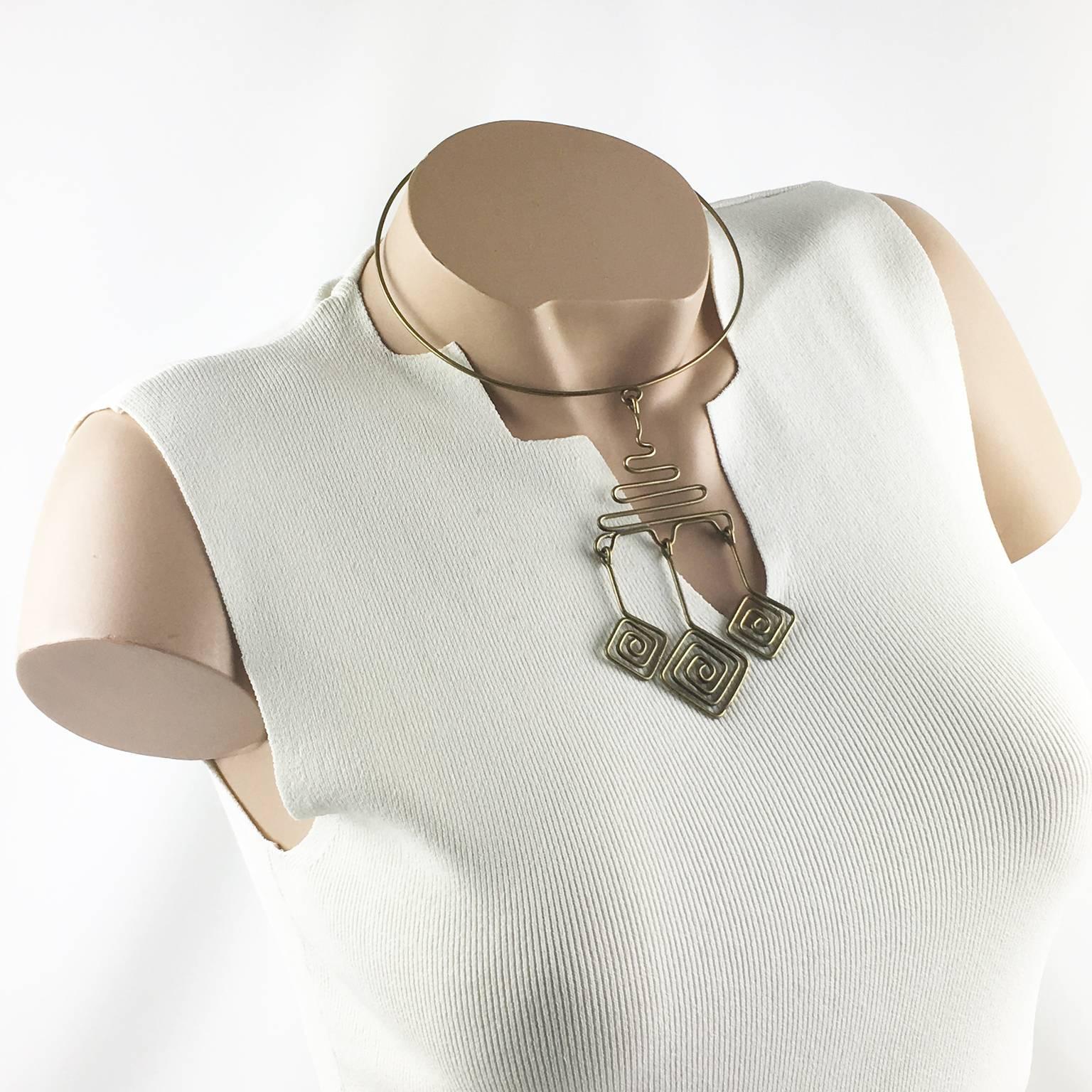 Lovely Mid Century modernist Space Age dog collar necklace with geometric pendant. Featuring a brass rigid neck band, ornate with a geometric pendant with dangling charms, in brass wire. No visible marking. 
Measurements: neck band circumference is