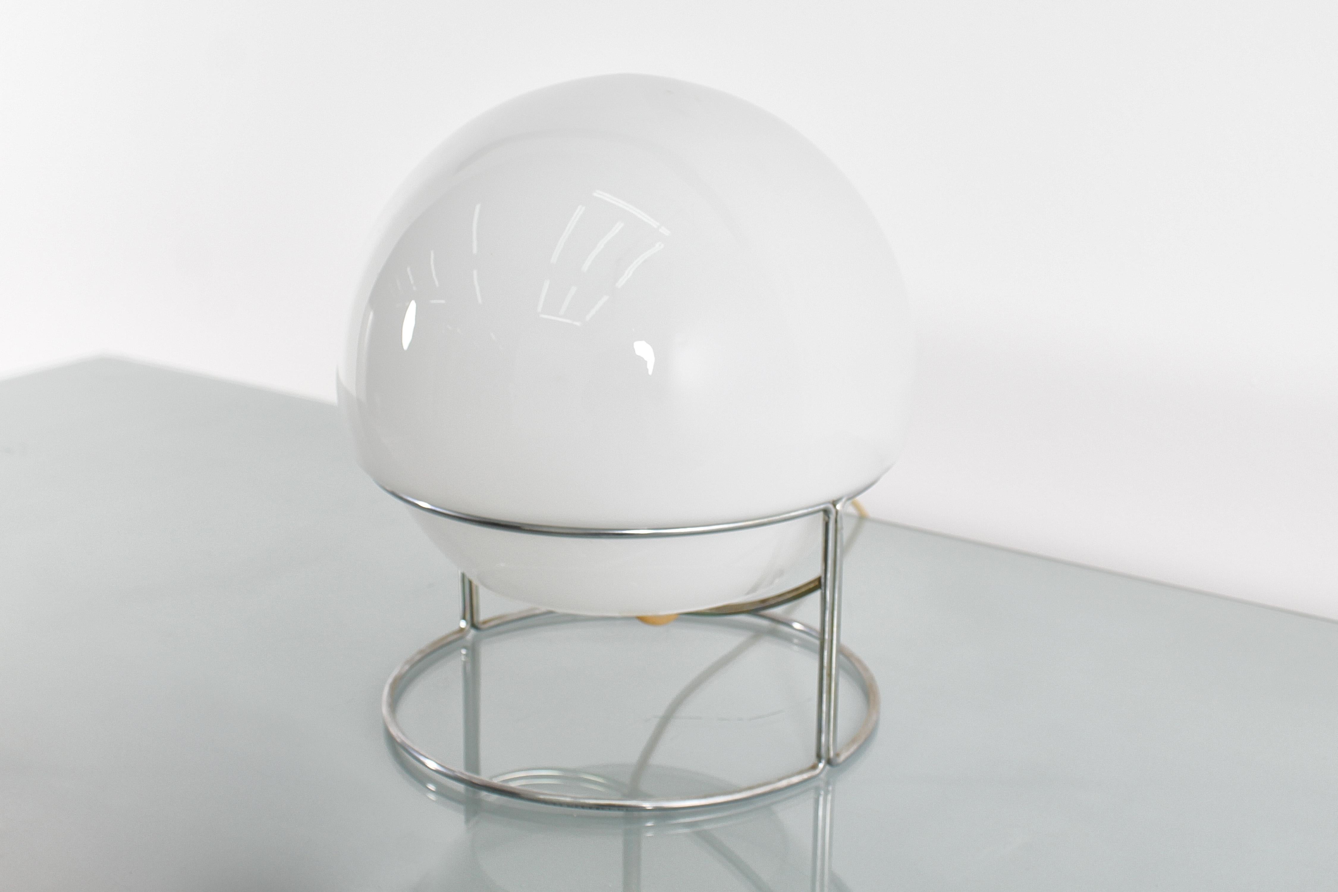 Mid-Century Space Age C. Nason Style Steel and Milky Glass Table Lamp 70s Italy In Good Condition For Sale In Palermo, IT