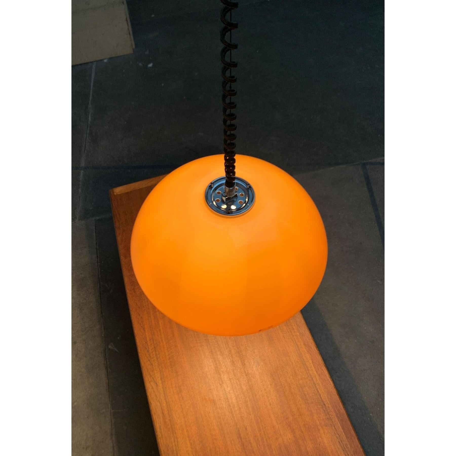 Rare lampe suspendue en forme de train de Guzzini.

Le grand écran en plastique est conçu en beige. L'intérieur de l'écran est blanc. La lampe émet donc une lumière blanche très fonctionnelle. Extérieurement, le parapluie se met en scène comme un
