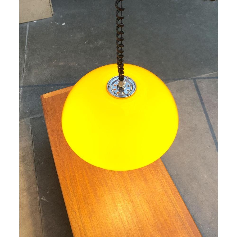 Rare lampe suspendue en forme de train de Guzzini, conçue par Luigi Massoni.

Le grand abat-jour en plastique est de couleur jaune. À l'intérieur, la teinte est blanche. Ainsi, la lampe projette une lumière blanche vers le bas de manière tout à fait