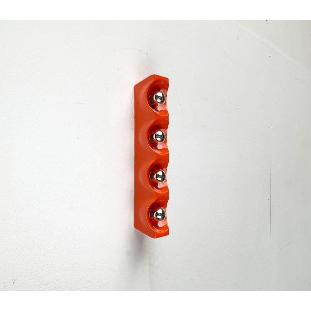 Rara lampada da parete in ceramica A Space AGE degli anni '70.

Un design piuttosto funzionale che si fa notare per la sua materialità e colorazione. Una fonte di luce funzionale e un oggetto in uno. Il corpo luminoso è un cing con quattro