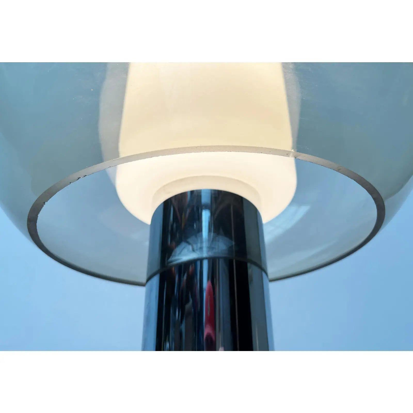 Grand lampadaire ou lampe de table Space AGE Globe en chrome et verre.

Une source de lumière fonctionnelle et un objet d'éclairage impressionnant. La lampe se compose d'une base chromée et d'un grand réflecteur sphérique en verre épais. La tige