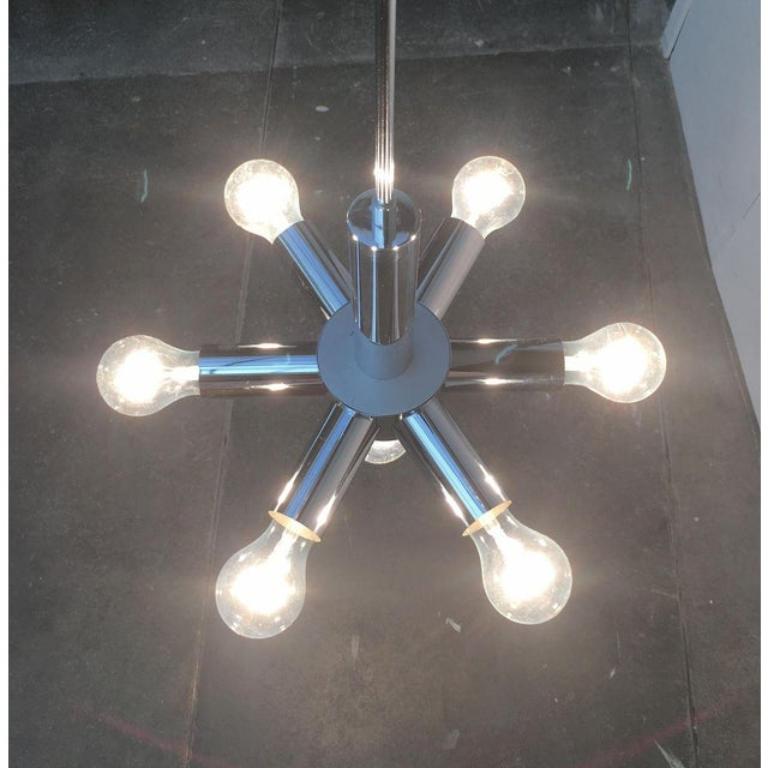 I ''lampadari'' dell'era spaziale.

Questi lampadari combinano un linguaggio di design minimalista e funzionale con l'impedenza di un lampadario classico. La testa della lampada è composta da varie forme cilindriche, che da un lato formano il corpo