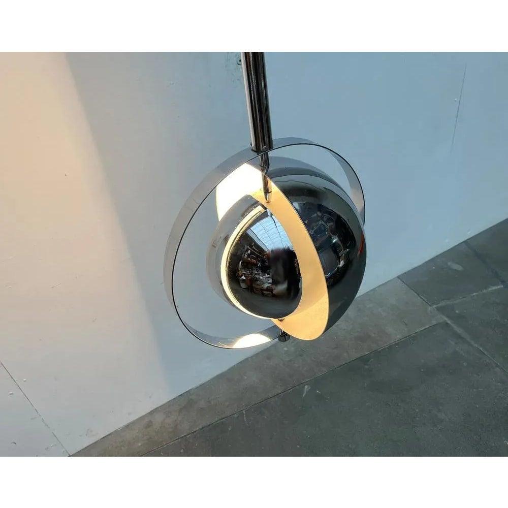 Impressionante apparecchio a sospensione a stelo dell'era spaziale con complessi gusci di riflettori. L'apparecchio sarebbe stato venduto dal produttore olandese RAAK. Tuttavia, non ho prove attendibili di questo.

Il design si basa sul principio